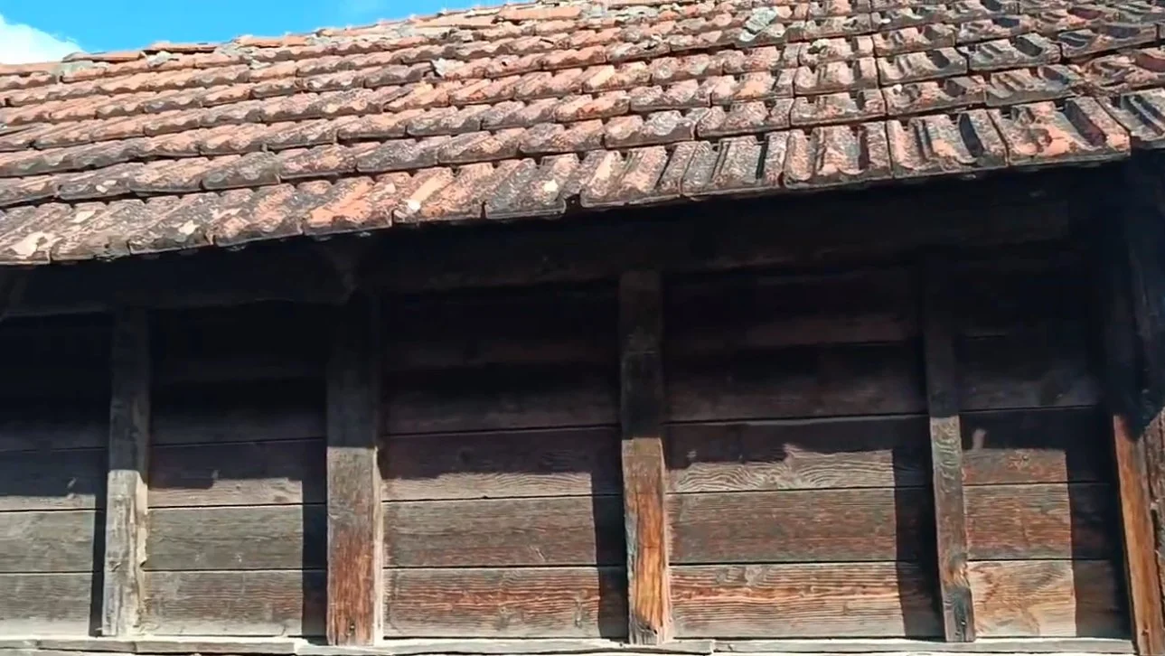 Ahşap bir çatı ve duvarlar, kırık kiremitli çatı.