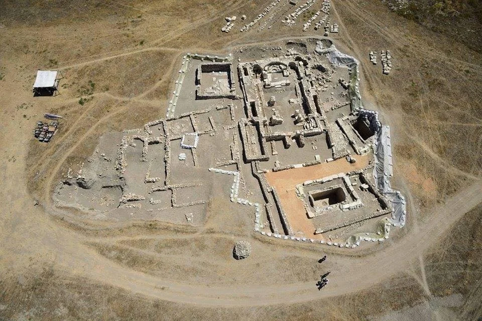 Havadan çekilmiş, eski bir kazı alanında kalıntılar ve yapıların görünümü.