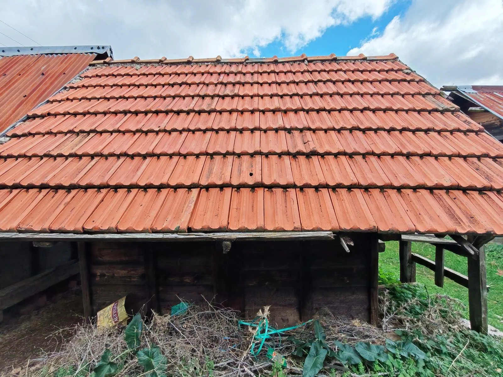 Kırmızı kiremit çatılı, ahşaptan yapılmış eski kule veya kulübe.