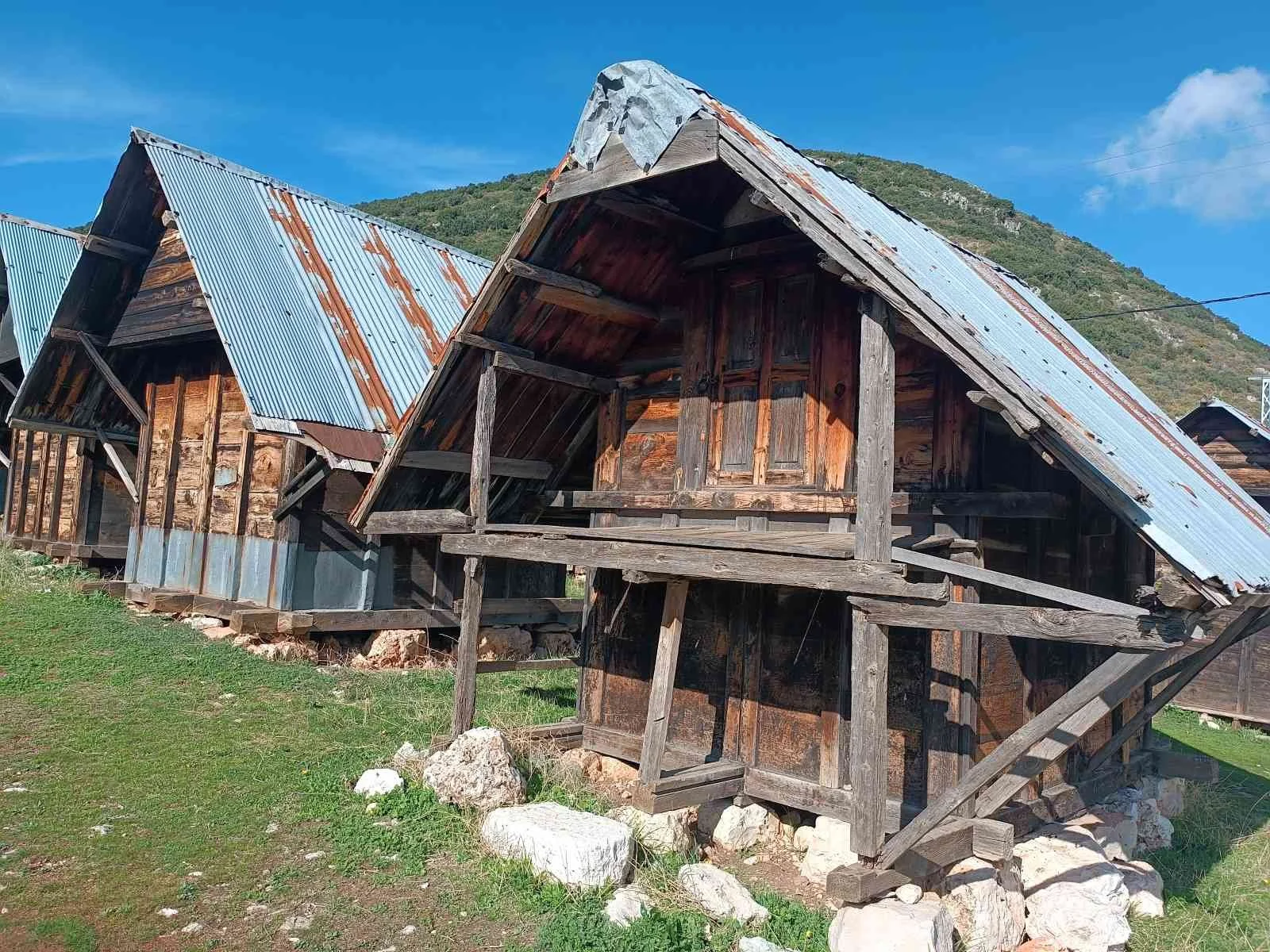 Ahşap ve metal çatılı, kullanılmayan veya eski ahşap kulübeler