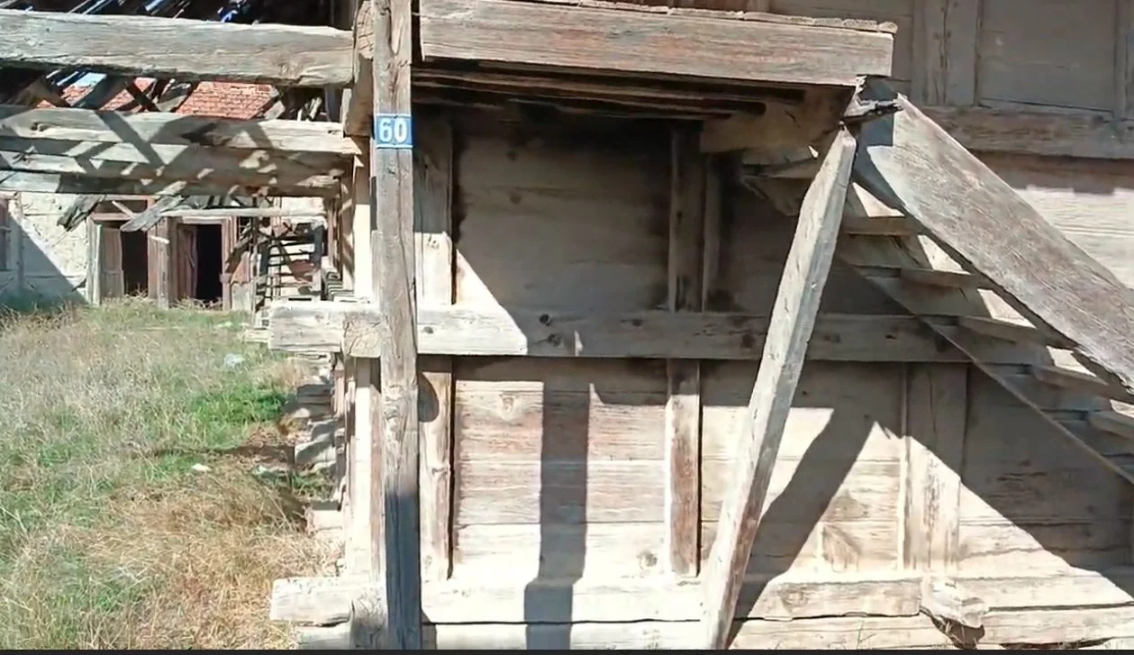 Ahşap eski bina ve merdivenler, dış alan.