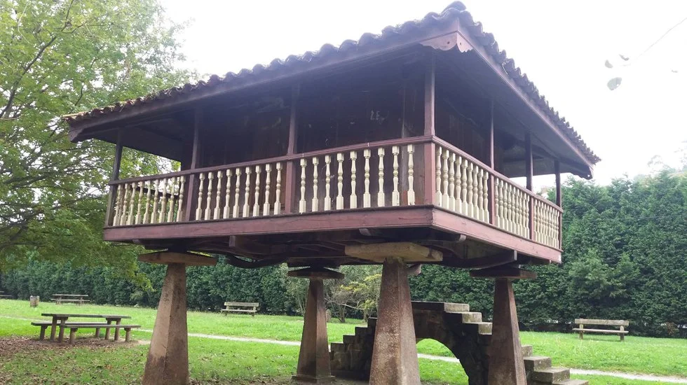 Köprü üstünde, yüksek ve ahşap bir bina, alt kısmı ayakta durmak için kullanılan taş ayaklar üzerinde yükselmiş.