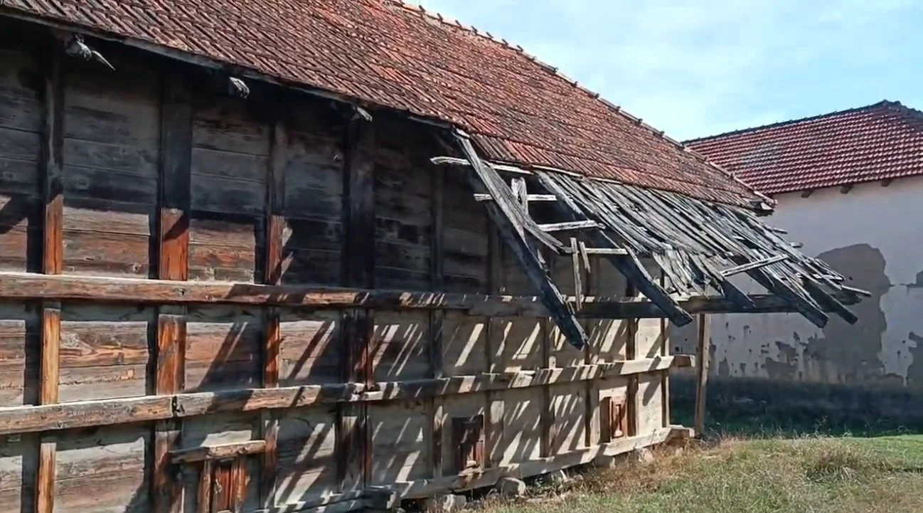 Çatlamış, bakımsız ve ahşap yapısı hasar görmüş eski bir köy evi.