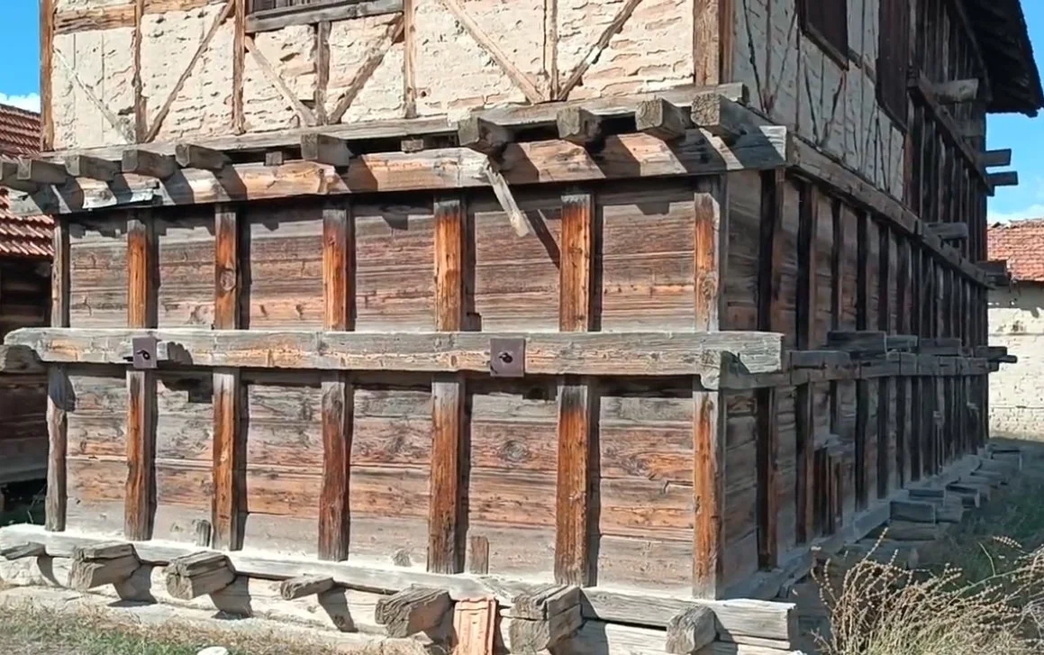 Ahşap yapı duvarları ve desteği görünen eski köy evi