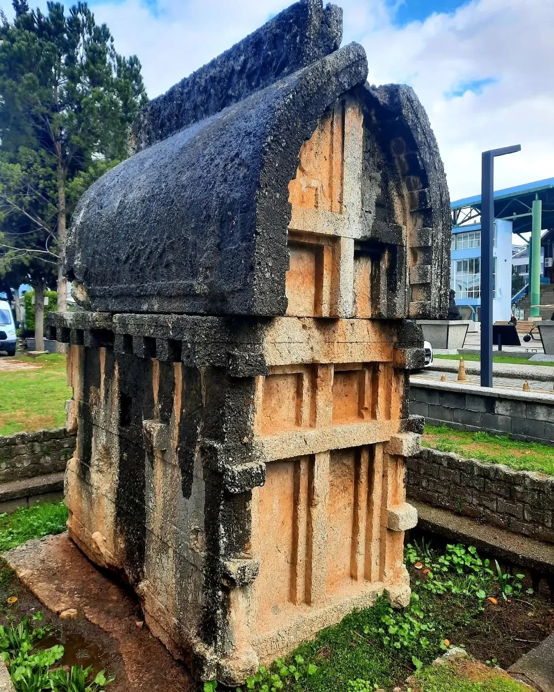 Diriliş ve antik çağlara ait eski bir taş yapboz veya heykel parçası.
