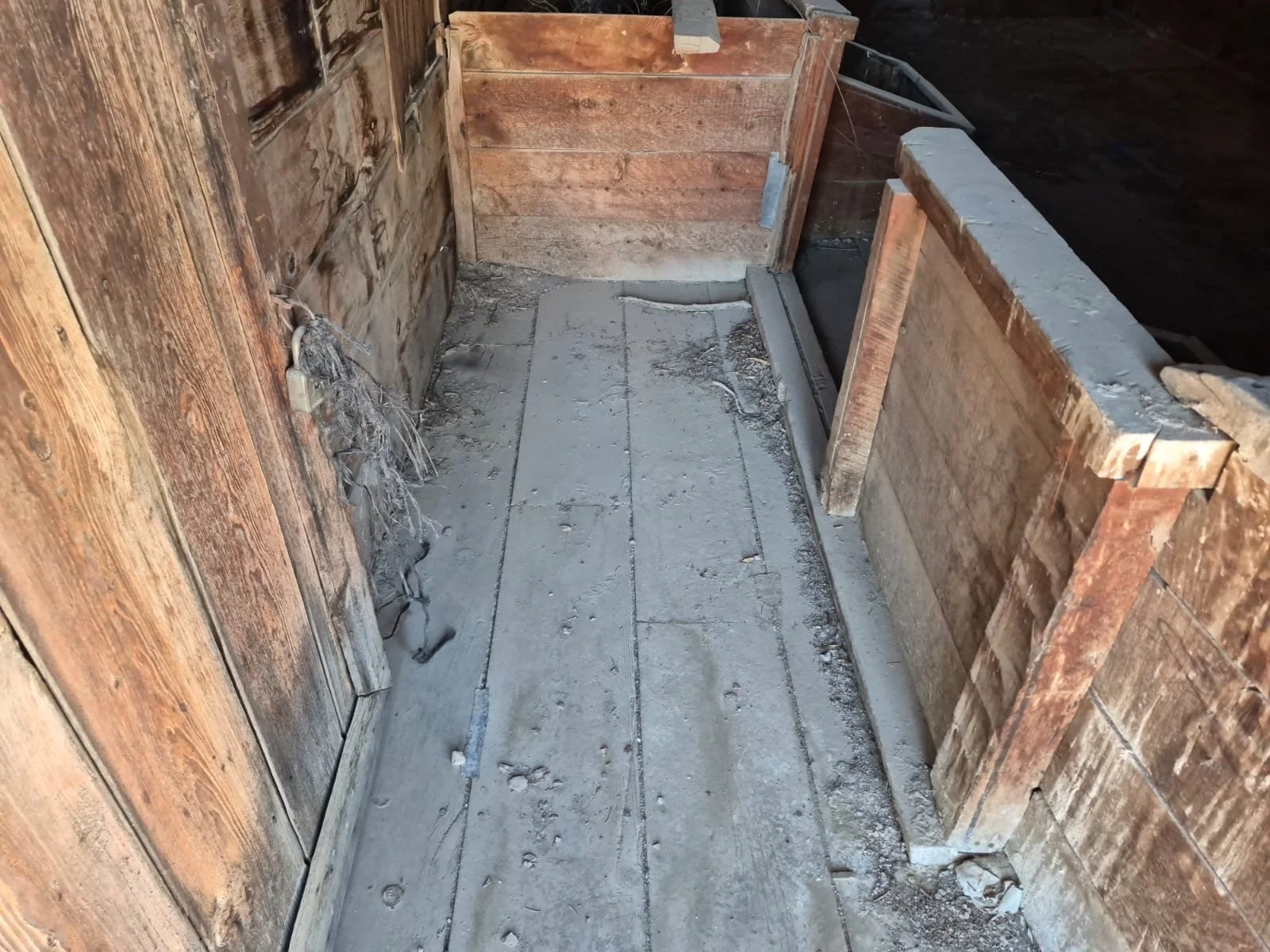 Küçük bir ahşap göbekli kutu ve çevresinde çerçevelenmiş olsa dağınık ve tozlu bir zemin.