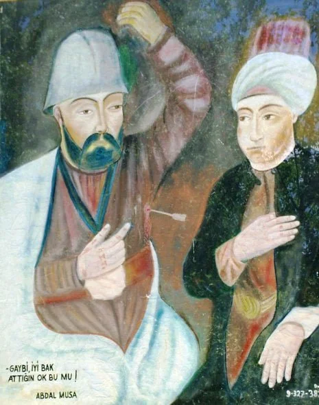 İki erkek, geleneksel kıyafetler giymiş ve şapka takmış, biri sakallı ve diğerinin de elinde bir nesne tutuyor, bir arada sohbet ediyorlar.