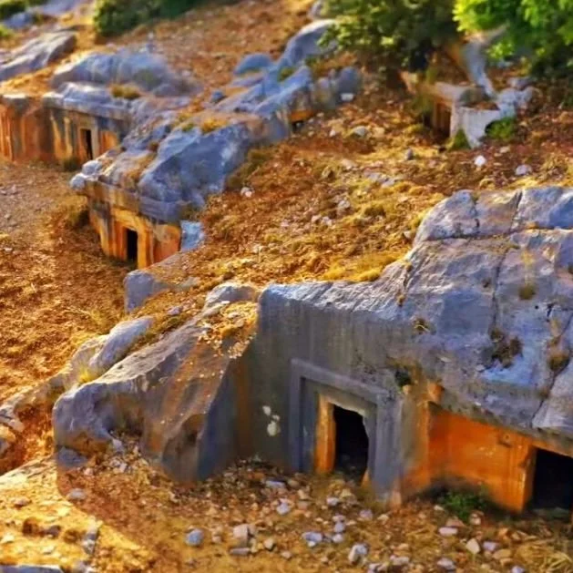 Yer altında inşa edilmiş tarihi yapılar, kayalıklar ve toprak.