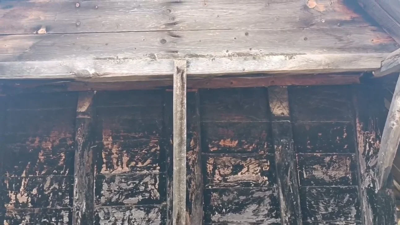 Eski ve yanık ahşap zeminli ahşap yapının iç kısmı.