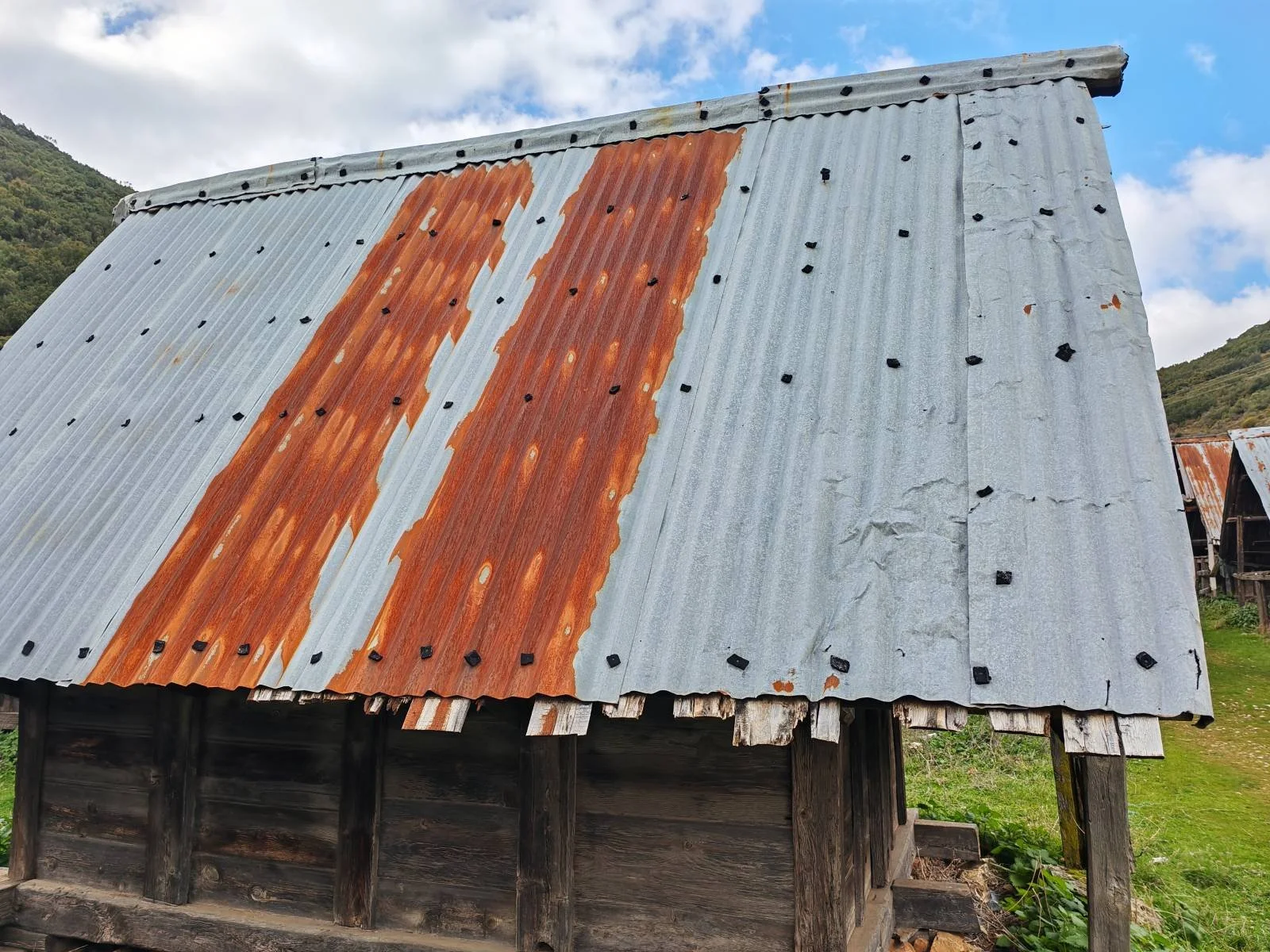 Yaşlı, paslı metal çatı ve ahşap yapı