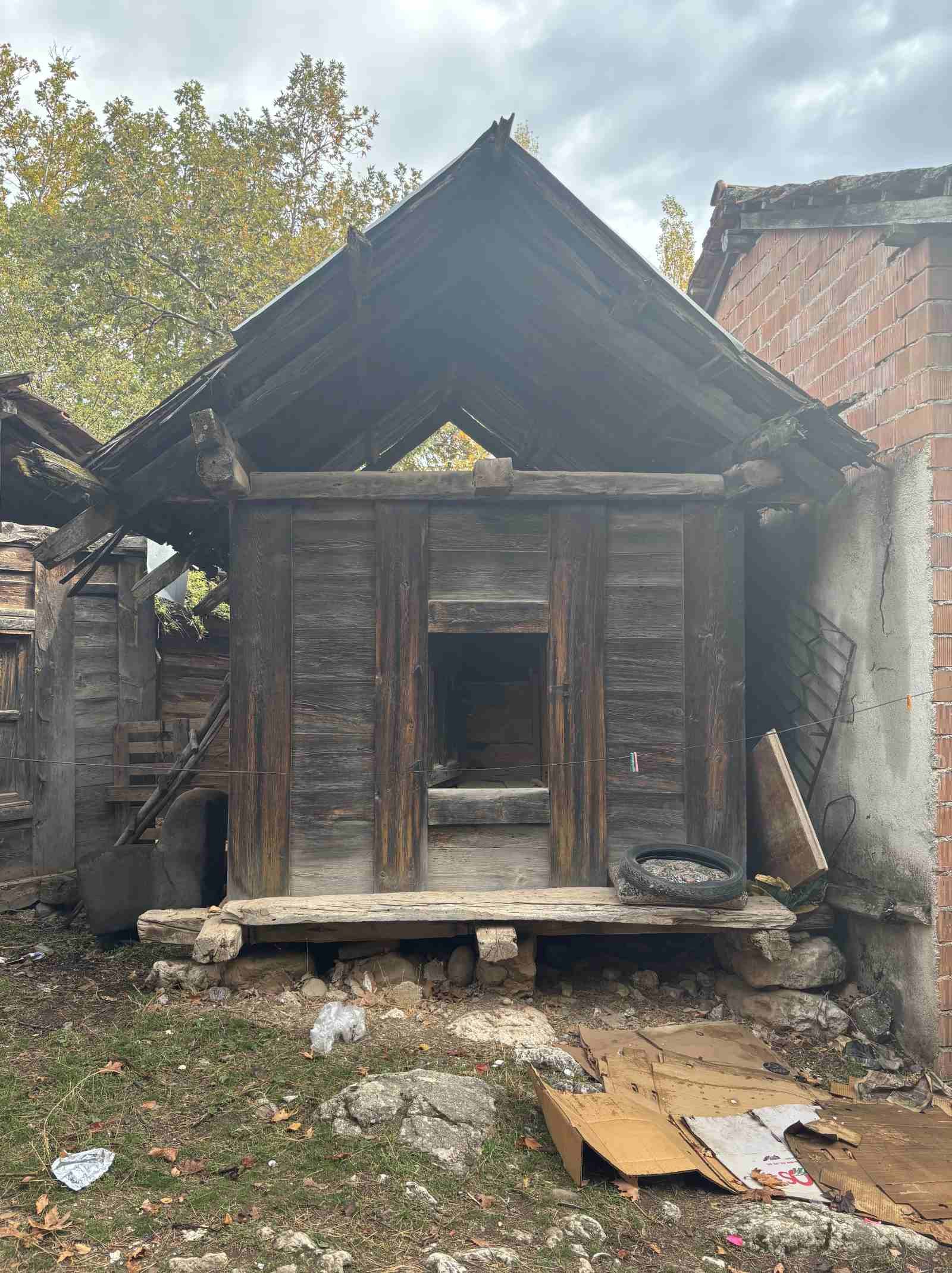 Yatısı olmayan, eski ve yıkık ahşap küçük ev.