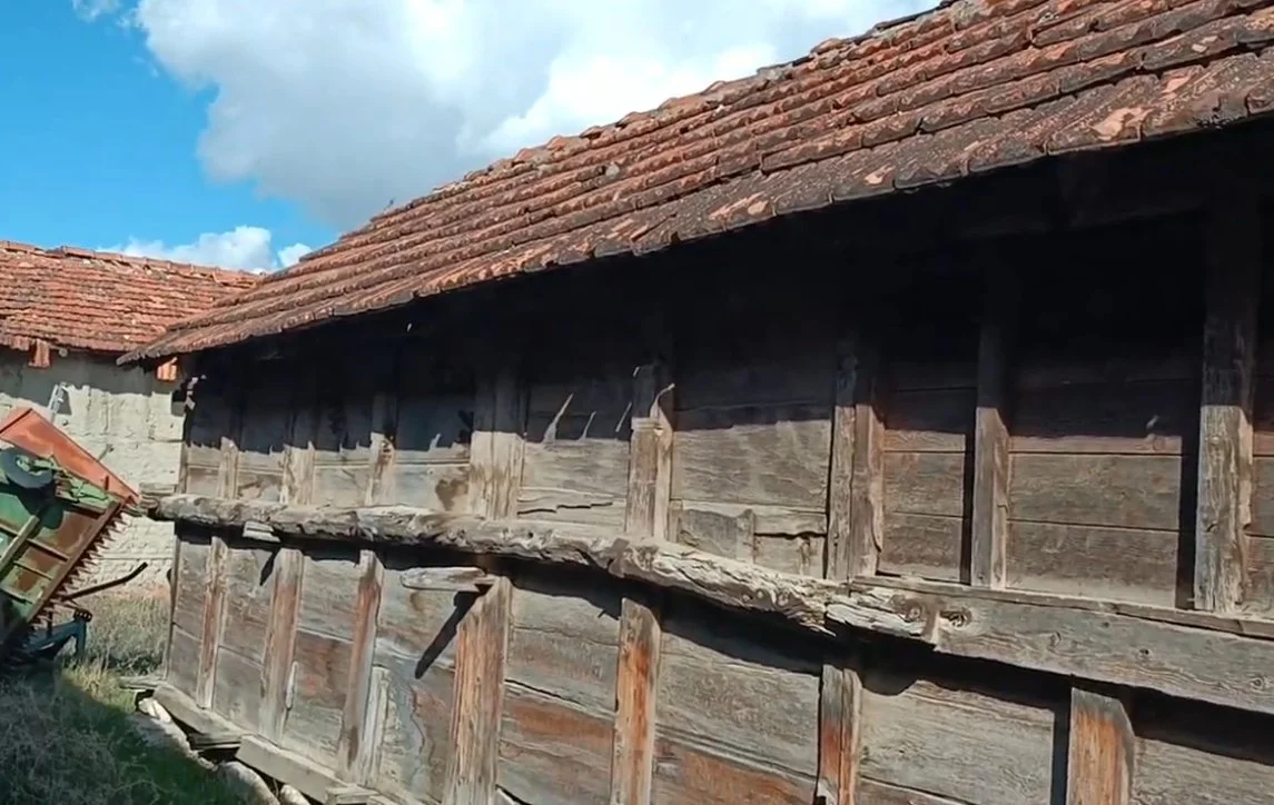Ahşap ve kiremit çatılı eski ahşap bina