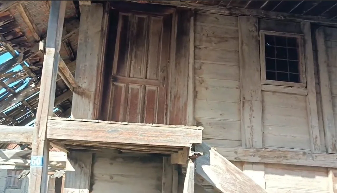 Ahşap eski ev, ahşap kapı ve pencere, yıkılmış çatı ve ahşap merdiven.