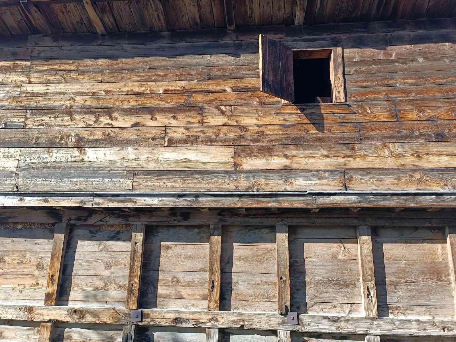 İnsan yapımı ahşap yapı, açık penceresi olan ahşap duvar.