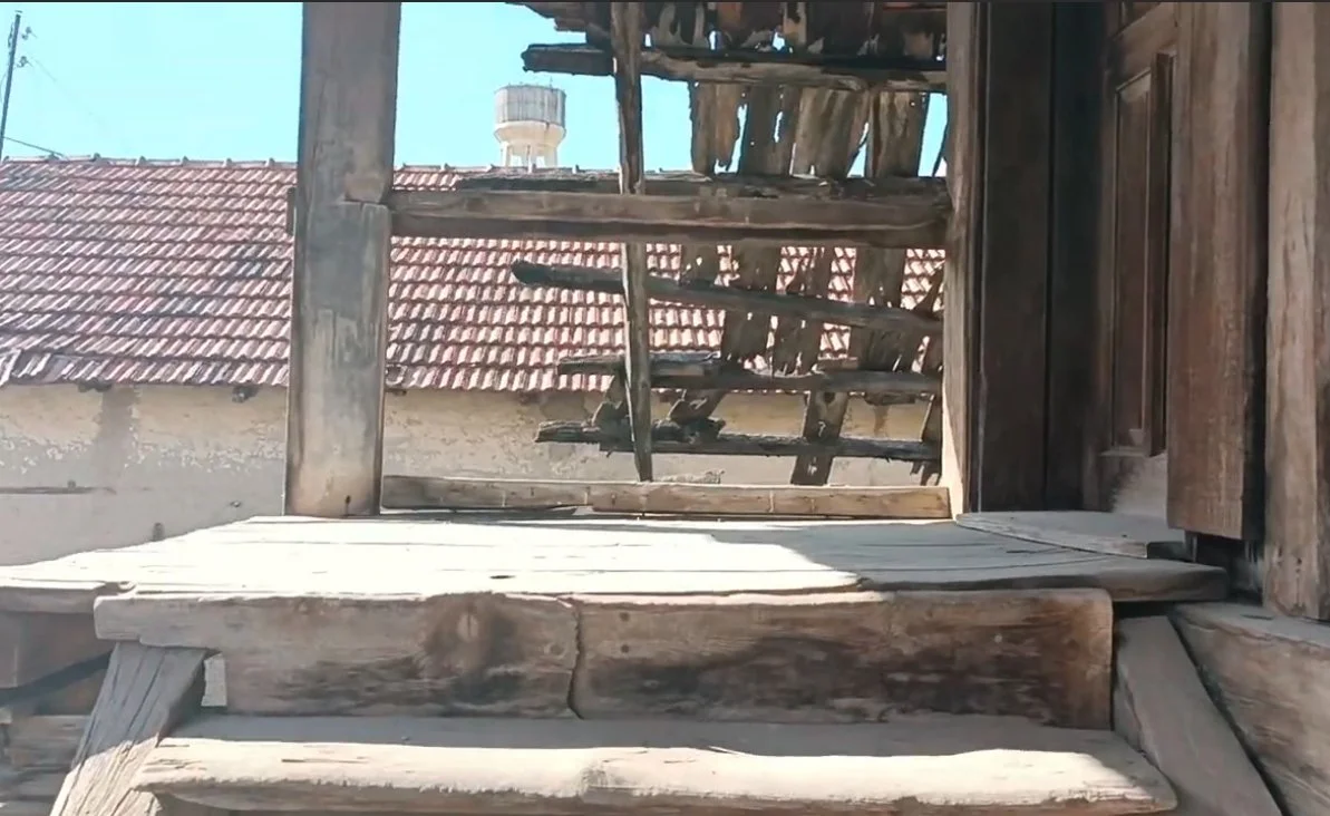 Ahşap merdiven ve eski tahta sandalye ile ahşap yapı içi ve dış kısmı.