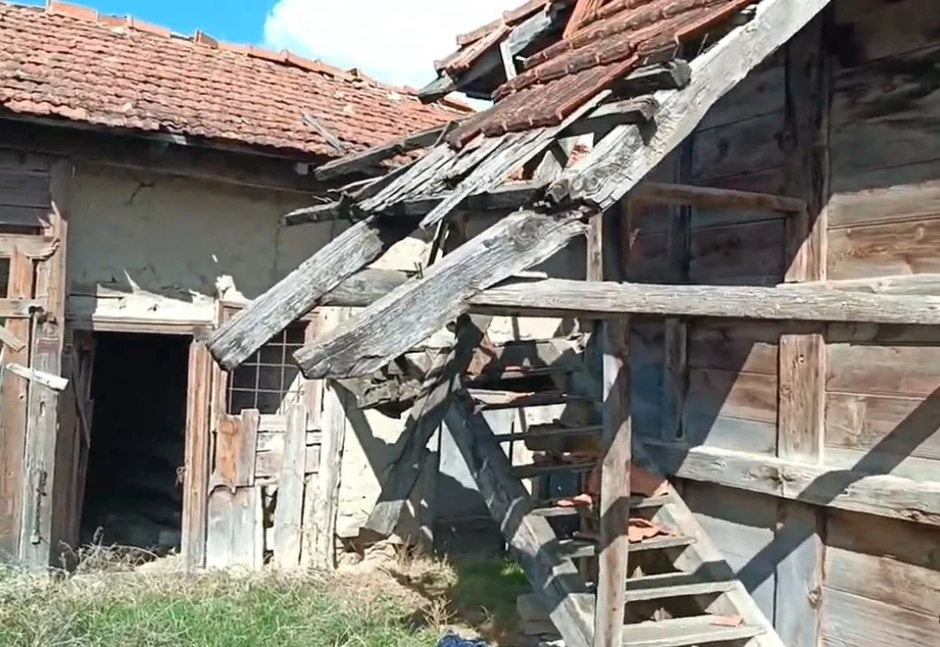 Yıkılmış ve hasar görmüş ahşap bina ve merdiven.