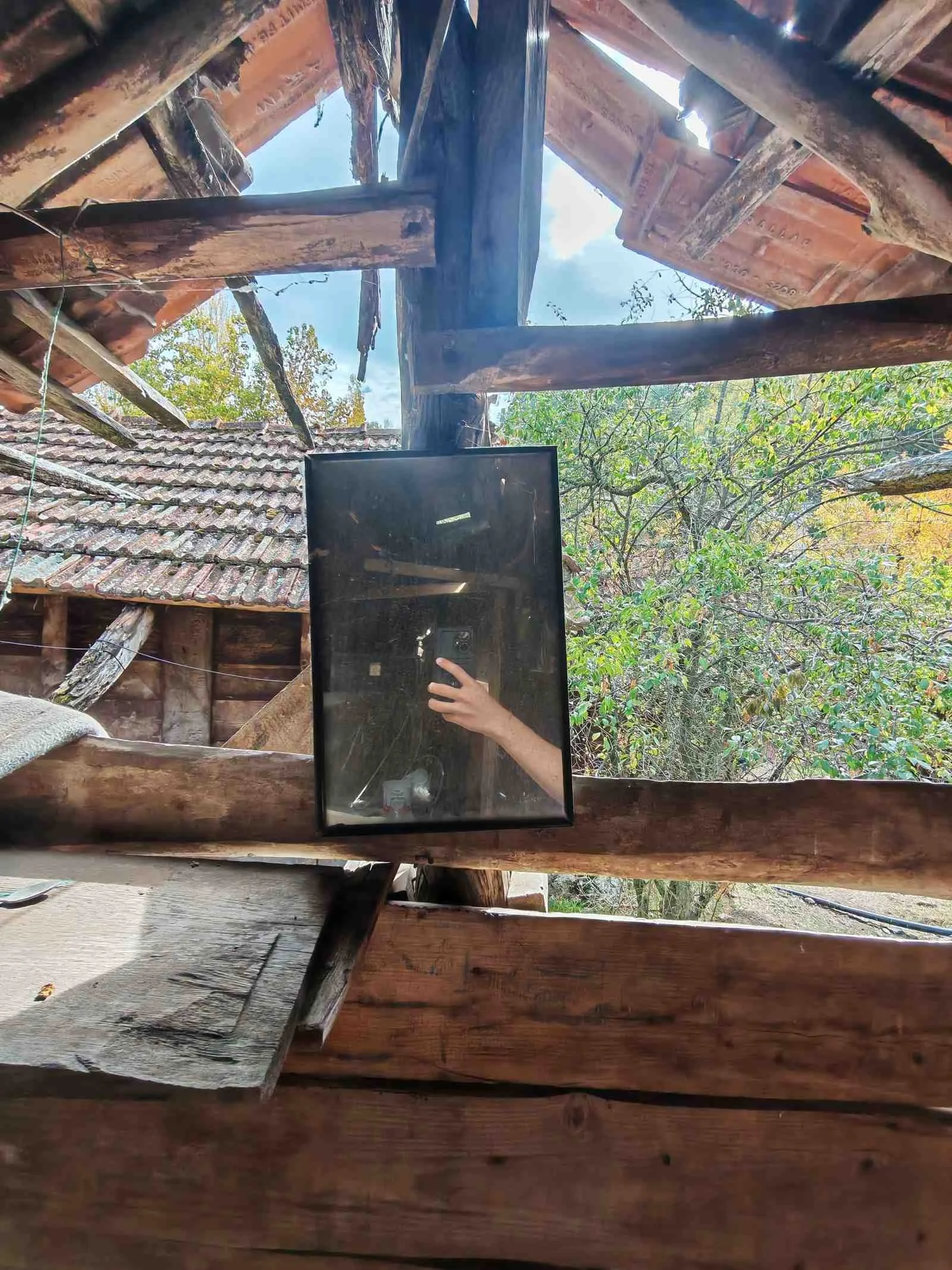 Terk edilmiş bir ayna