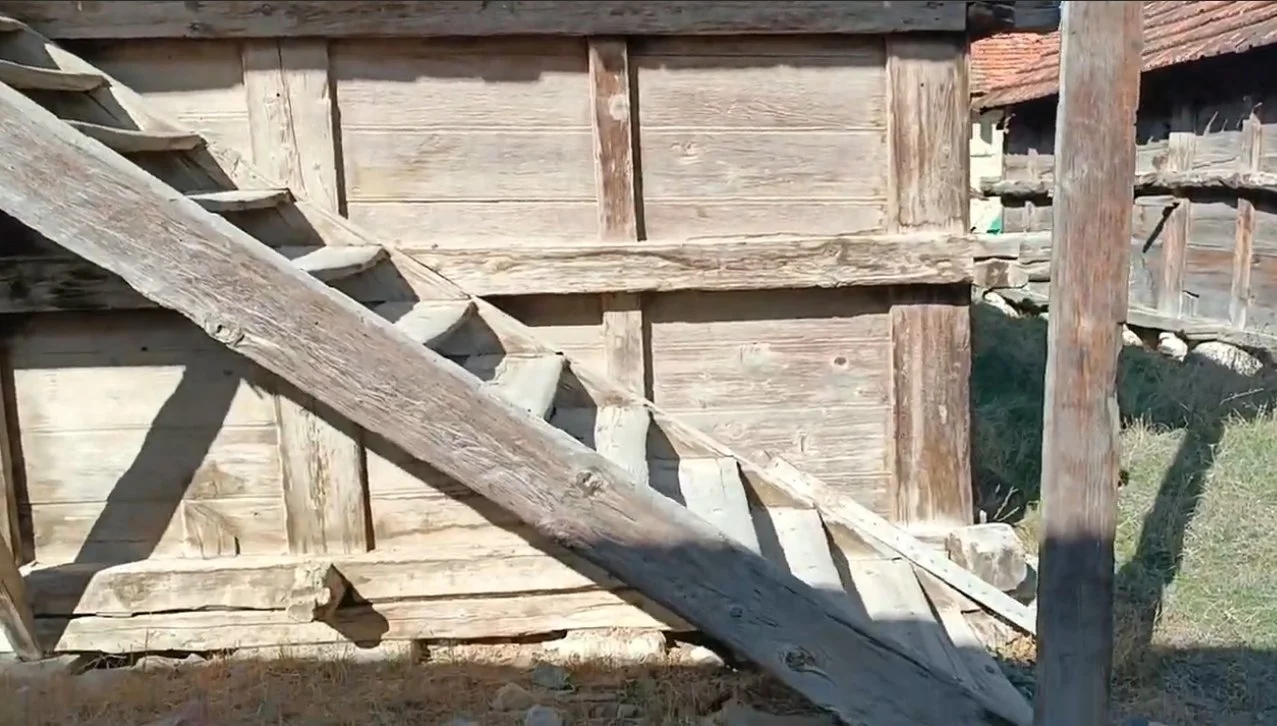 Ahşap bir binanın dış cephesi ve merdiven.