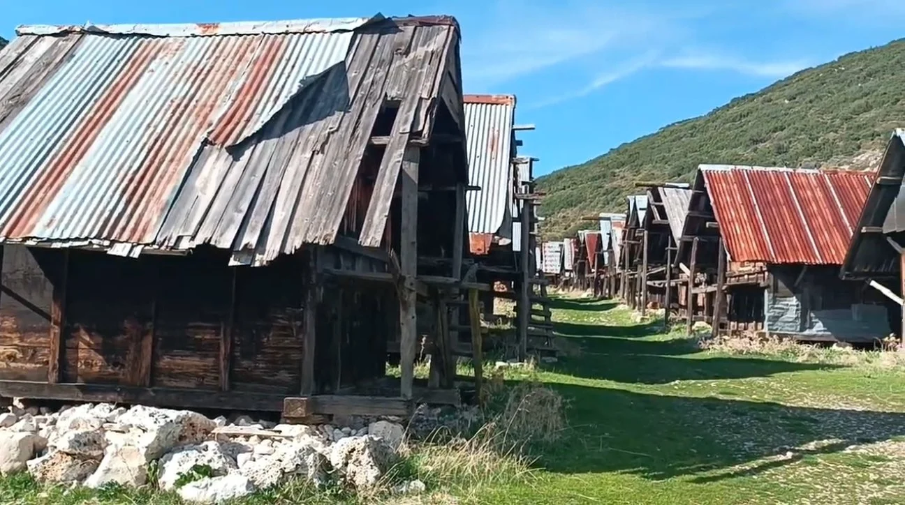 Dağlık alanda eski, ahşap ve sac çatıyla yapılmış, birkaç ahşap kulübe ve evler. Çimlik ve taşlık zemin.