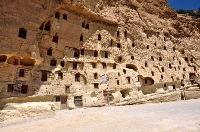 Kayalara oyulmuş çok sayıda küçük ev veya odadan oluşan antik bir yerleşim alanı, açık güç alanında bulunuyor.