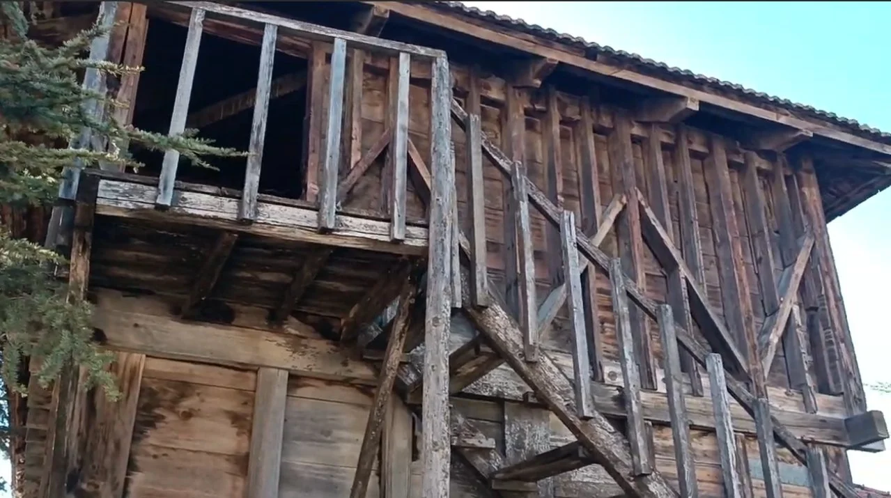 Ahşap yapılı, eski ve sağlam olmayan bir ev, dış görünümü
