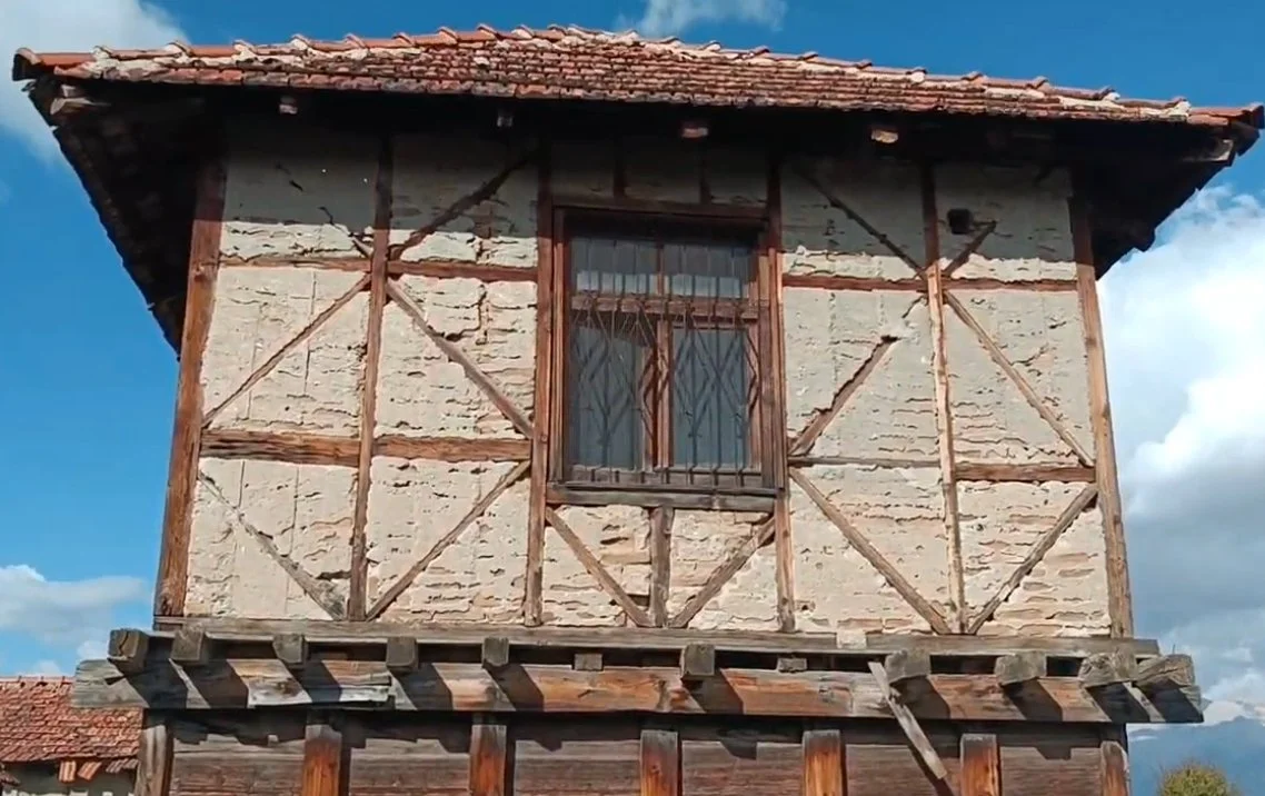 İki katlı ahşap ve taş karışımı ahşap çatıya sahip eski bir ev