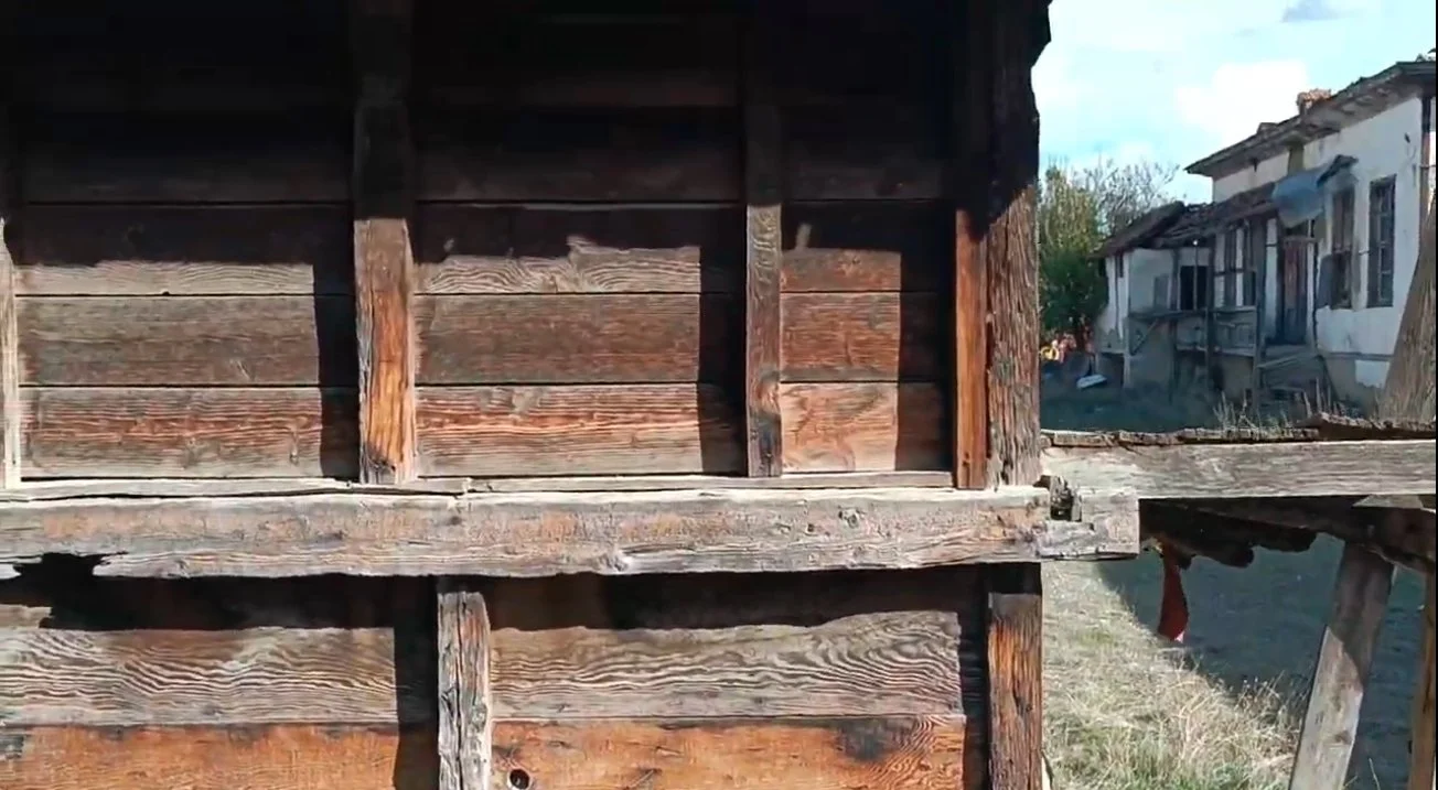 Ahşap eski evler ve yapıların bulunduğu köy veya mahalle görünümü.