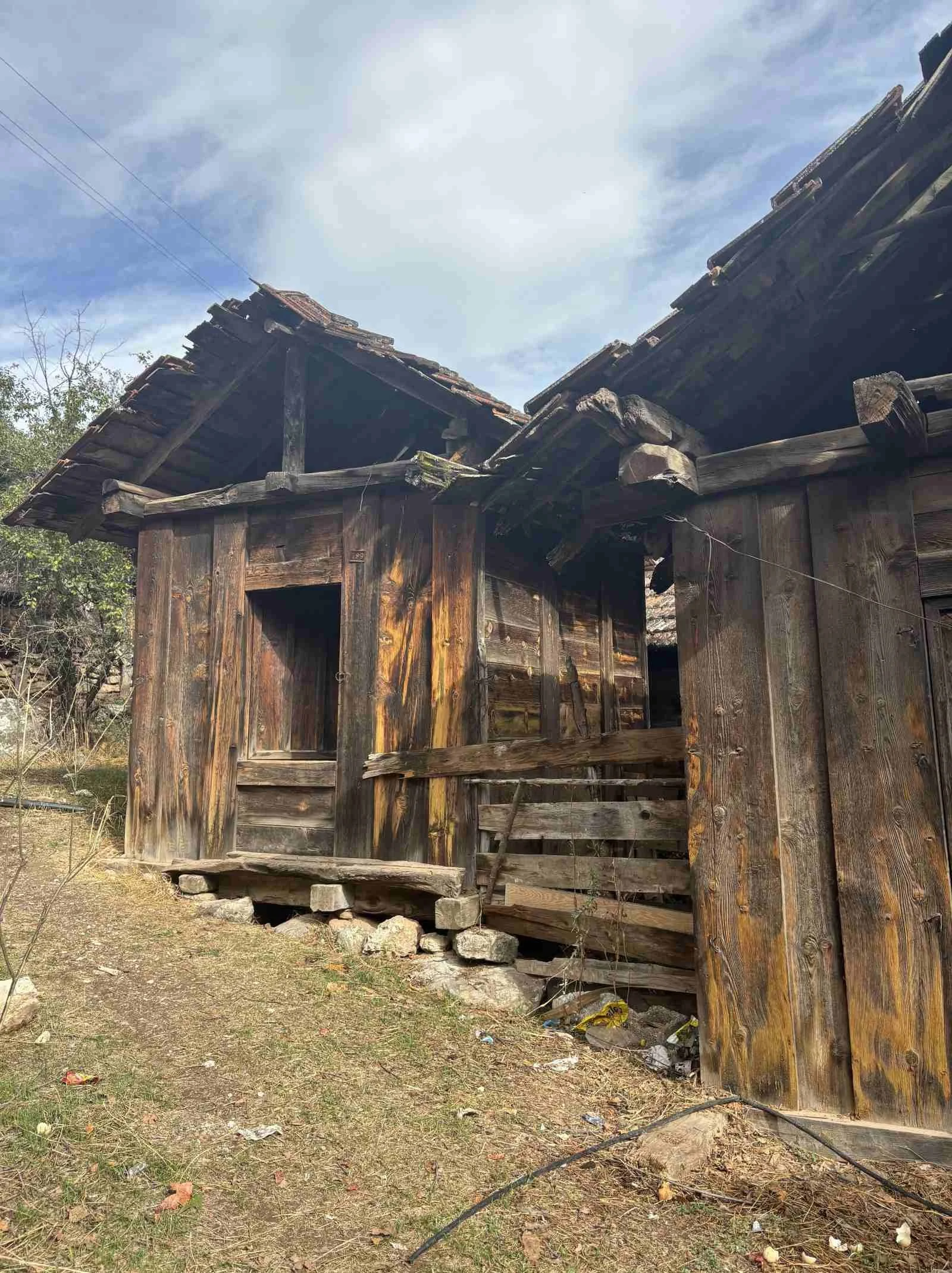 Dükkân gibi görünen, ahşap ve taş malzemelerle inşa edilmiş, eski ve bakımsız ahşap bir yapı. Duvarda ve çatıda hasar ve yıkılma belirtileri var.