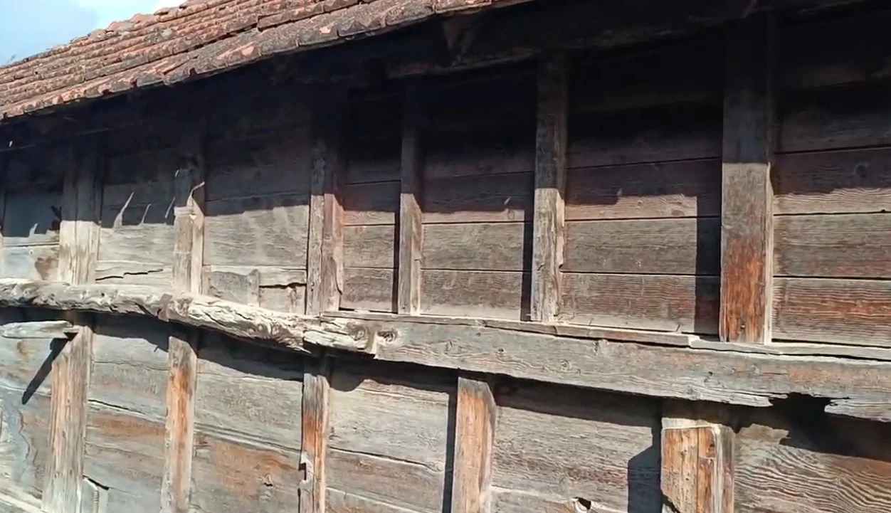 Ahşap bir bina duvarı, eski ve ahşap malzemeden yapılmış.