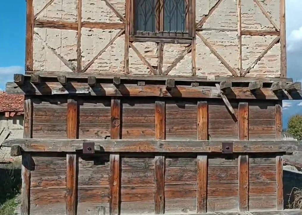 Ahşap yapı ve çatı iskeleti gözüken eski taş ve ahşap duvarlı bina