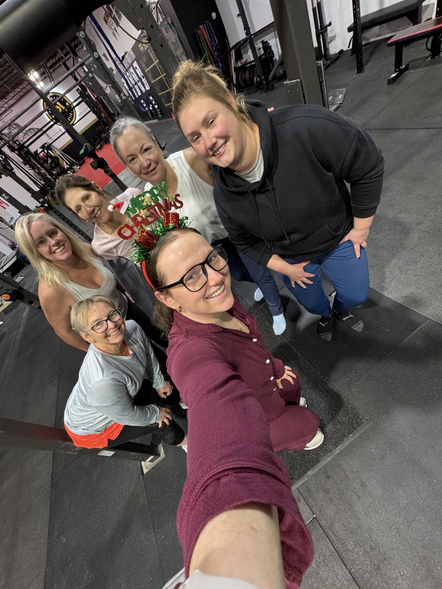 A Brantford women's strength coach with 5 female group fitness program members in a private gym