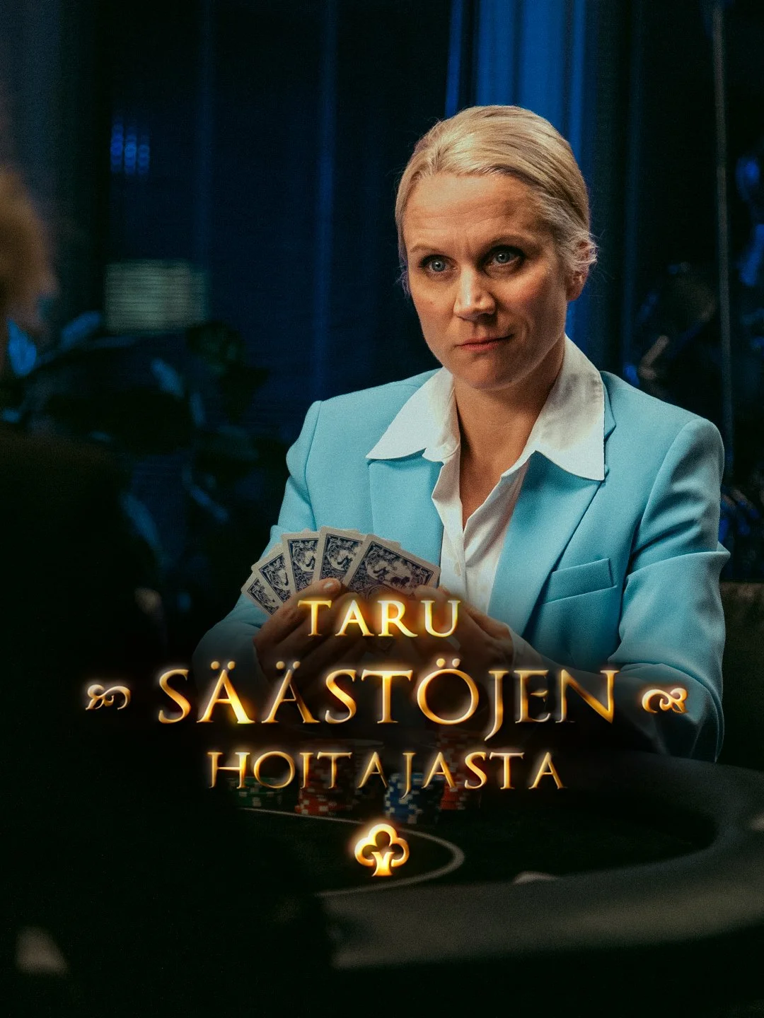 Nainen istuu kasinonpelipöydässä, pitää kortteja ja katsoo toista pelaajaa. Teksti: Tasapaino hoitajasta.