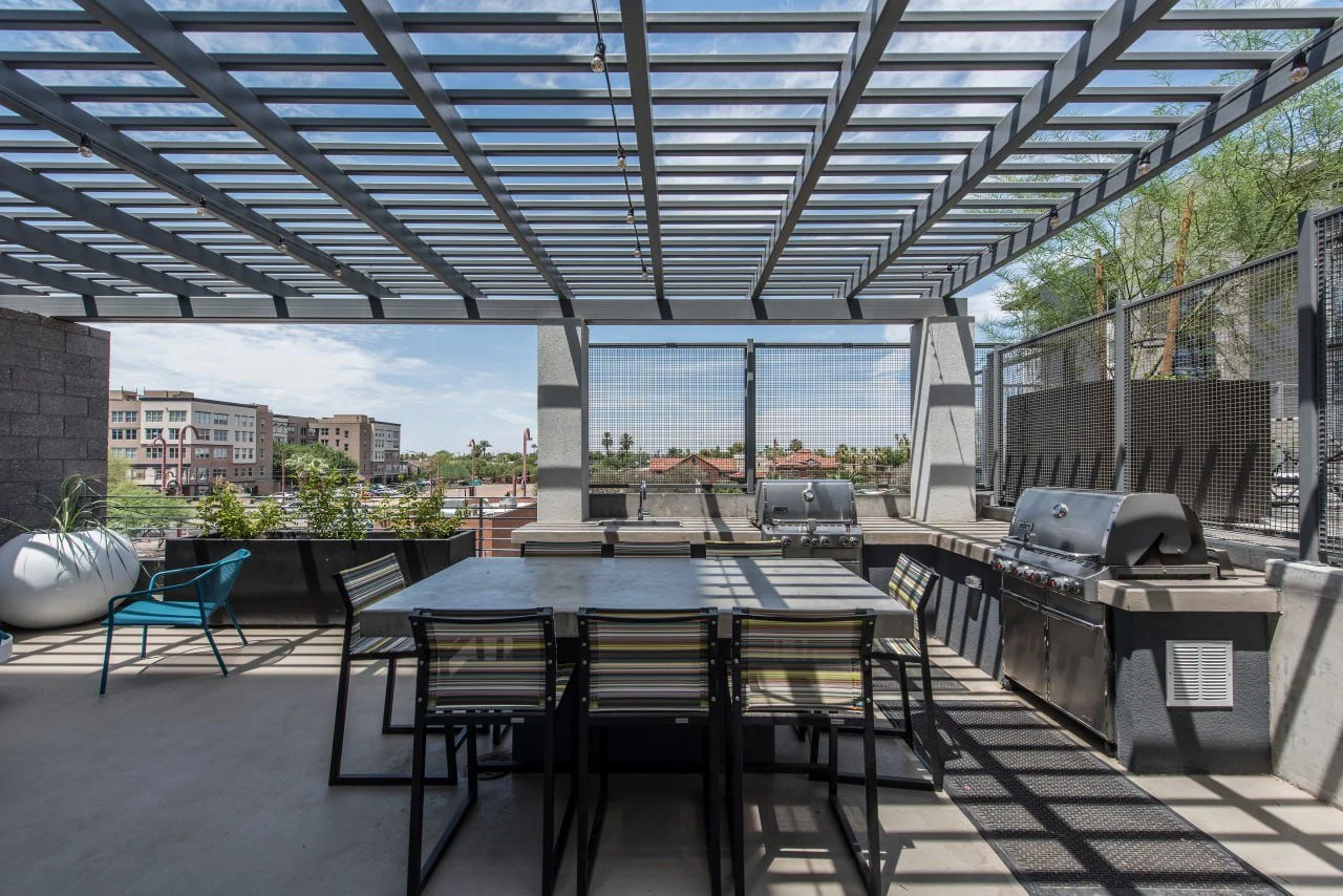investissement-immobilier-américain-modern-rooftop-terrace-outdoor-dining-bbq-area