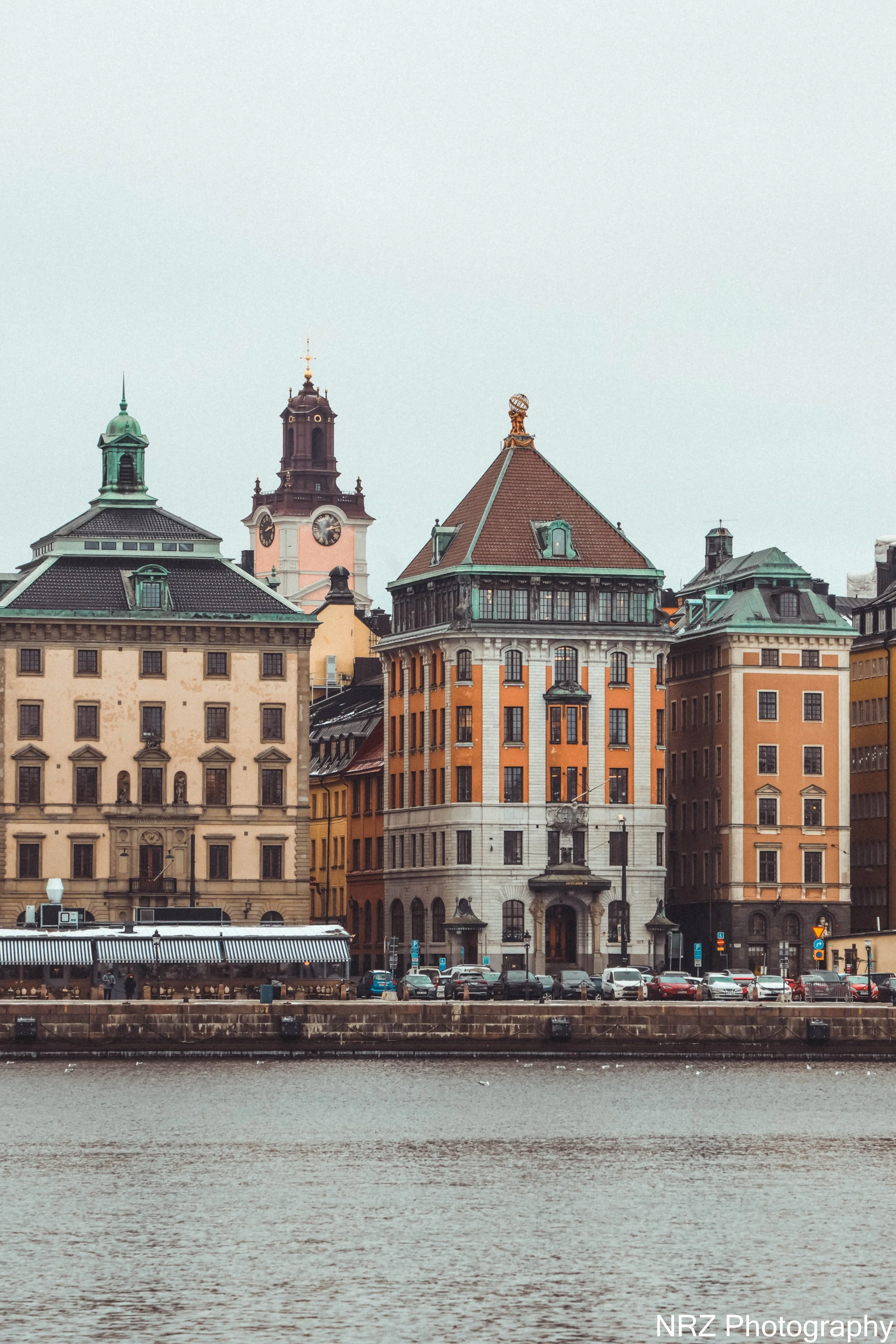 Att börja om och bo själv
Lea öppnade dörren till sin lilla stuga den första kvällen och kände hur tystnaden slog emot henne som en mjuk men främmande våg. Rummet luktade trä, damm och något som liknade början på ett nytt liv. Hon satte ner väskan oc
