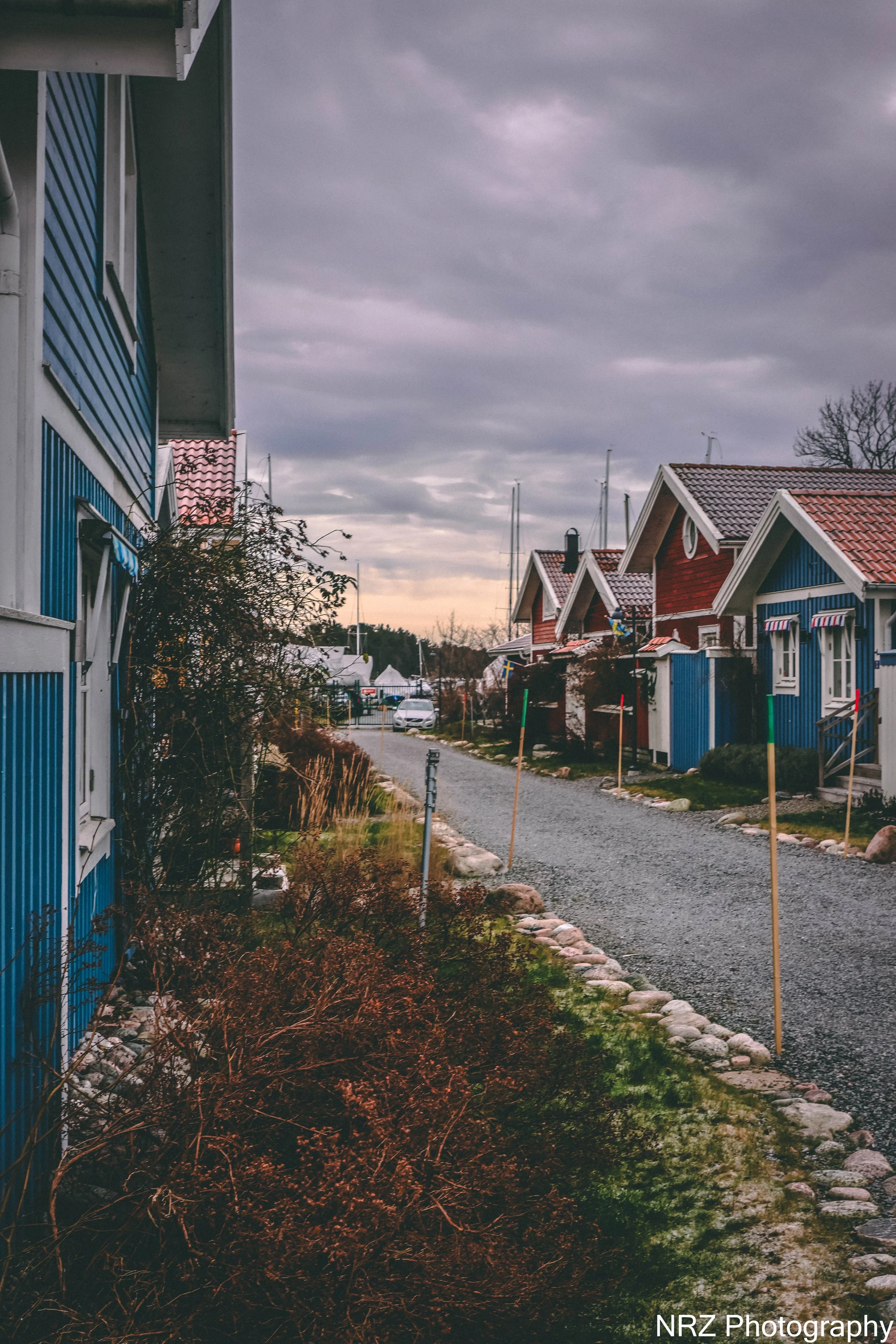 Vinterkväll i Seglarbyn
I den lilla seglarbyn, där husen låg som färgglada pärlor längs grusvägen, tändes brasor i takt med skymningen. I ett blåmålat hus med vita knutar satt gamle Rolf, en pensionerad skeppare, framför sin sprakande vedspis. Utanfö