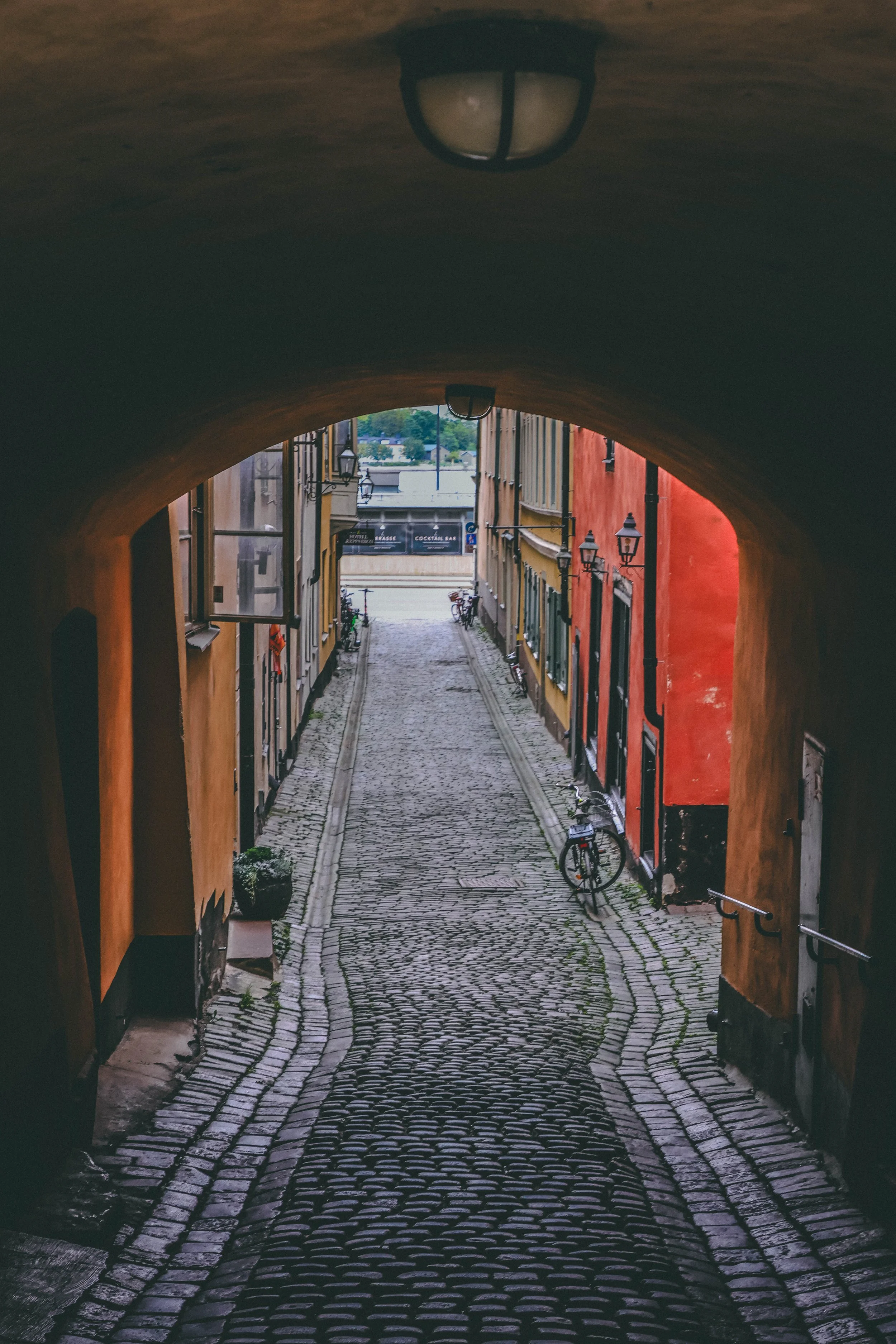 "Watch out, my little curious reader⊠this alleyway is no ordinary path. Itâs a trap woven from whispers and cobblestones, where time folds in on itself and footsteps vanish mid-stride.
They say the bicycle left against the wall belonged to a messe