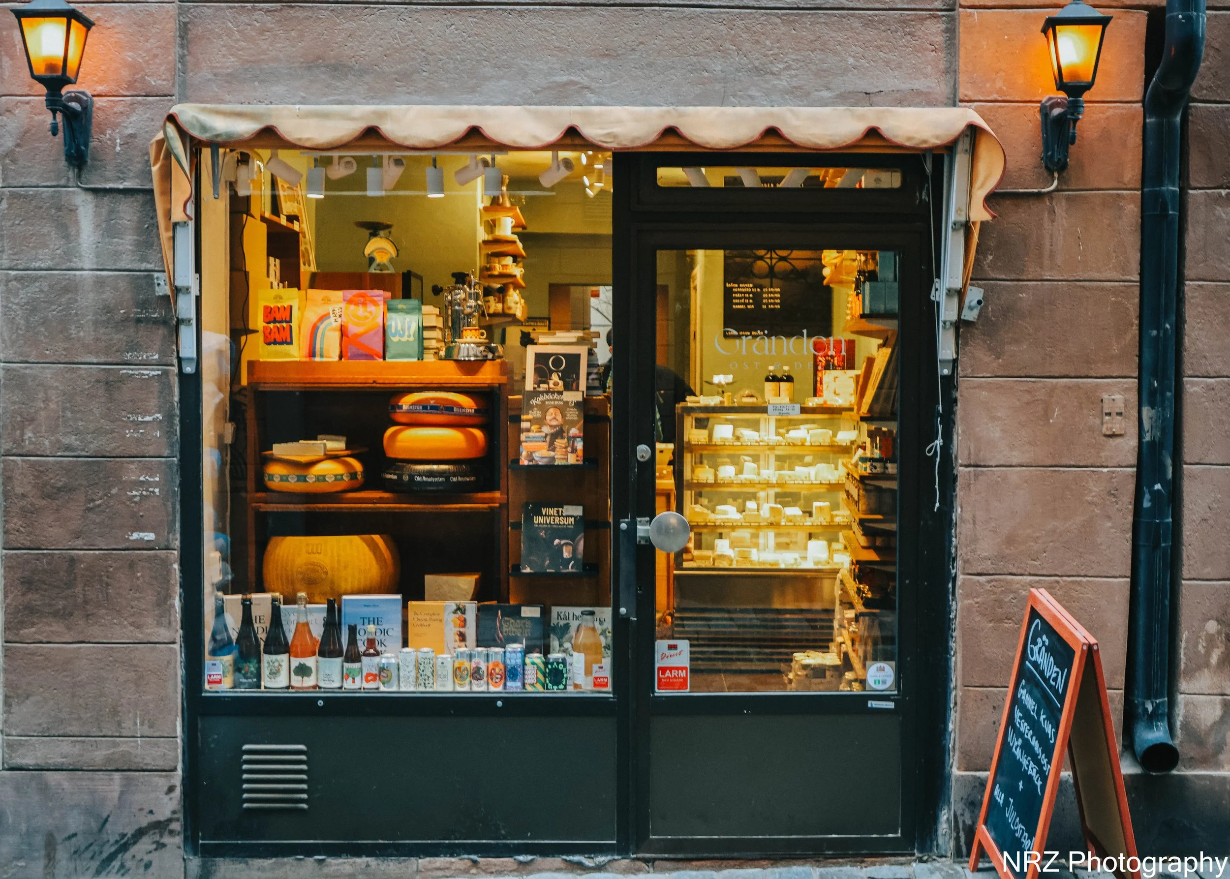 Gränden Ost & Deli – En ny doft i Gamla Stan
Det började med en viskning längs kullerstensgränderna. En ny butik hade öppnat, där ost mötte poesi och varje hylla berättade en historia. Gränden Ost & Deli slog upp sina dörrar en krispig novembermorgon
