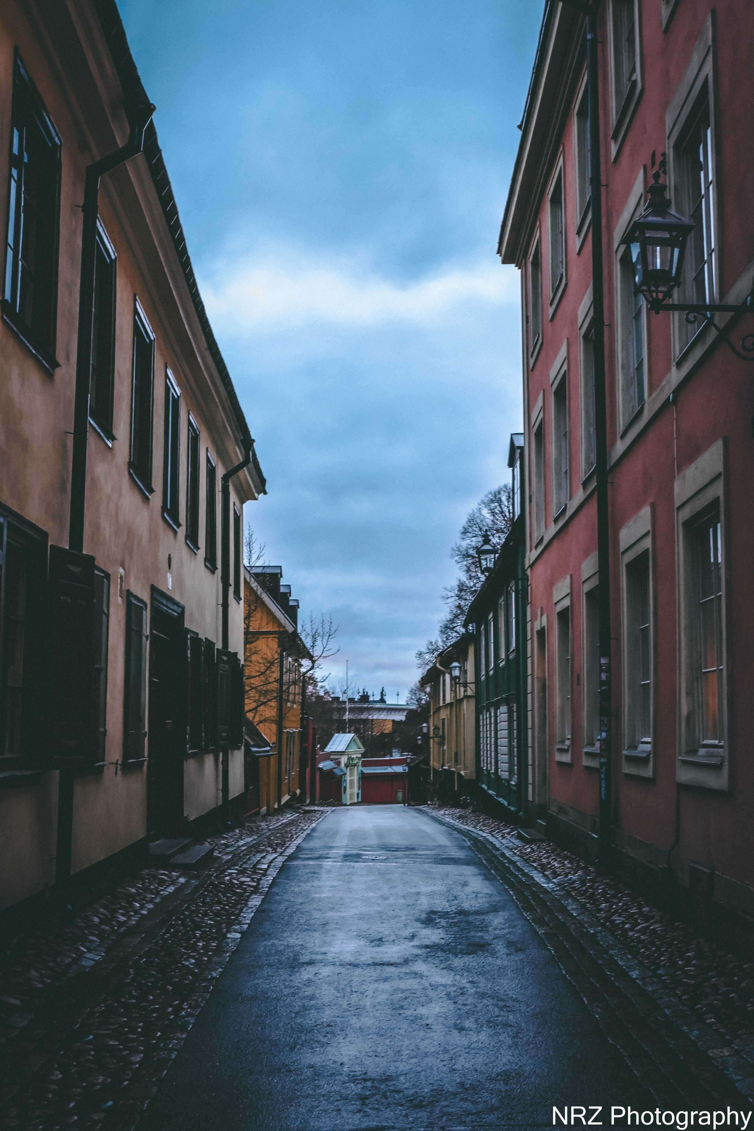 Gatan som glömde tiden
Det var en regnig och grå decemberkväll när Elin återvände till den lilla kullerstensgatan i Gamla Staden. Hon hade inte gått där sedan barndomen, men något i henne hade dragit henne tillbaka en känsla av att något väntade. Kyl