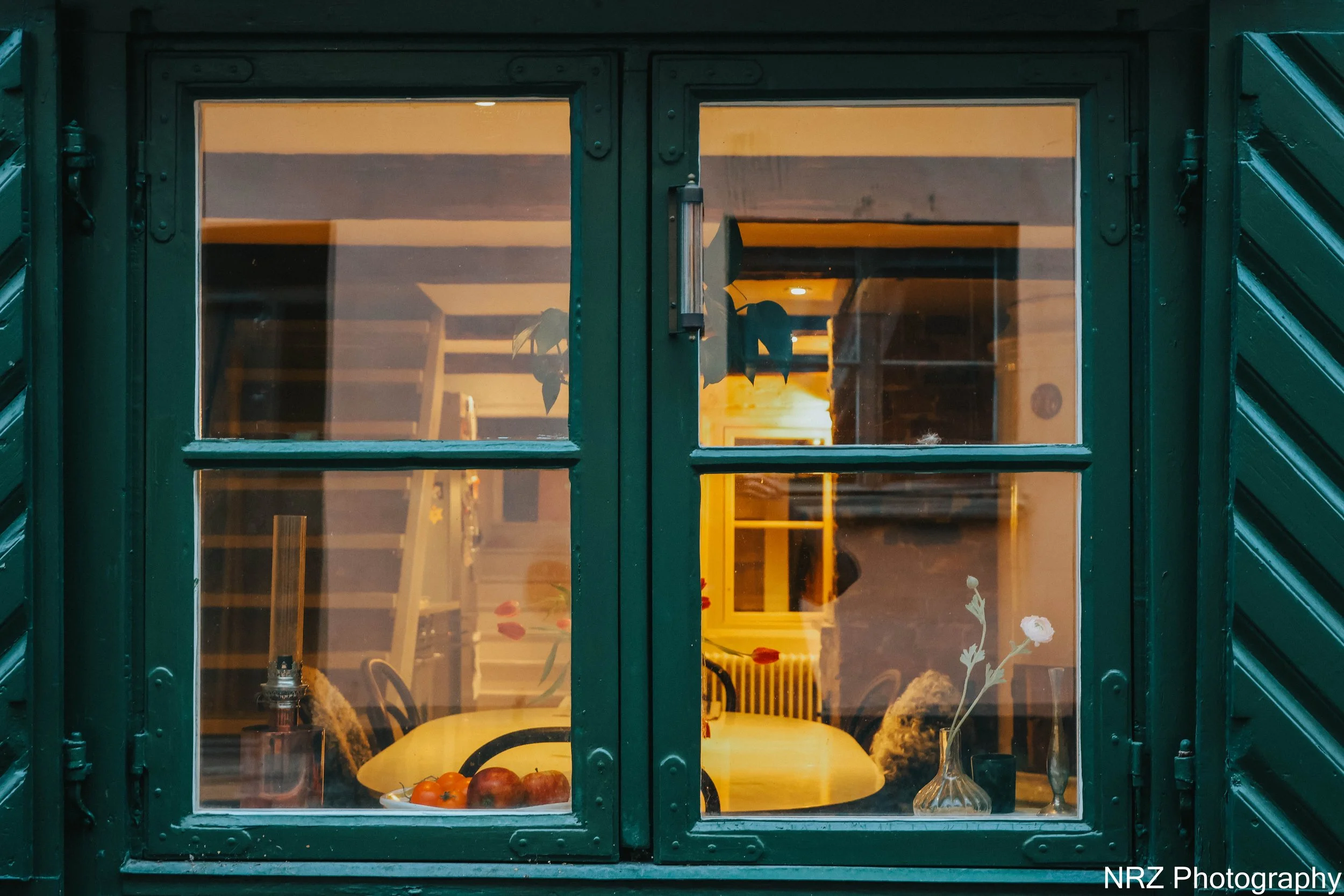 "Julnatten i Älvsala"
Snön låg som ett mjukt täcke över Älvsalas tak, och i det gröna huset vid skogsbrynet glödde fönstren av gyllene ljus. Inne i stugan sprakade den öppna spisen, där björkved knastrade som om den viskade gamla hemligheter. På vägg