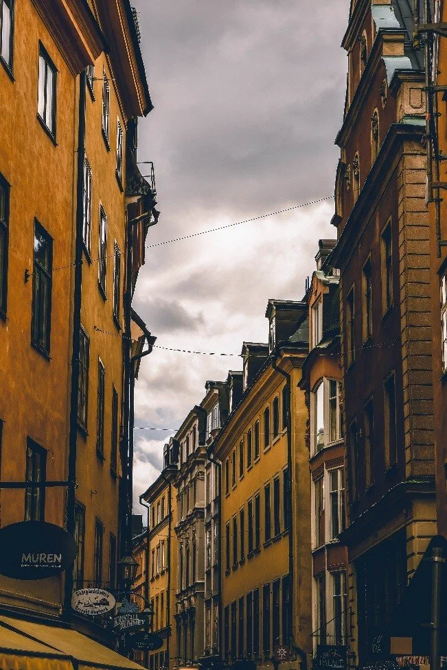 âThe Echoes of Muren Streetâ
In the heart of the old city, where cobblestones whispered secrets and buildings leaned in like old friends sharing gossip, lived a watchmaker named Elias. His shop, tucked beneath the sign that read MUREN, had stood for