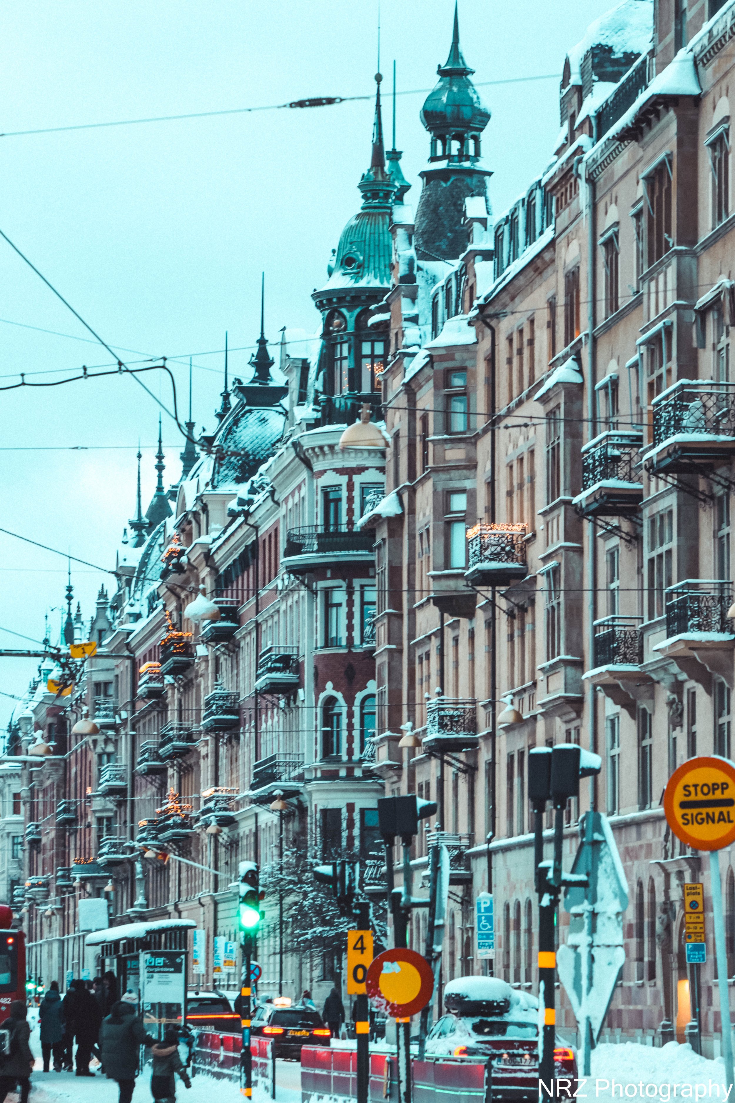 Smulan och Stadens Stenars Sång
Jag heter Smulan, och jag är en mus med smak för historia. Inte ost – historia. Jag bor under en gammal trapp i Gamla Stan, där stenarna viskar om kungar, kärlek och hemligheter.
Stockholm är inte bara hus. Det är berä