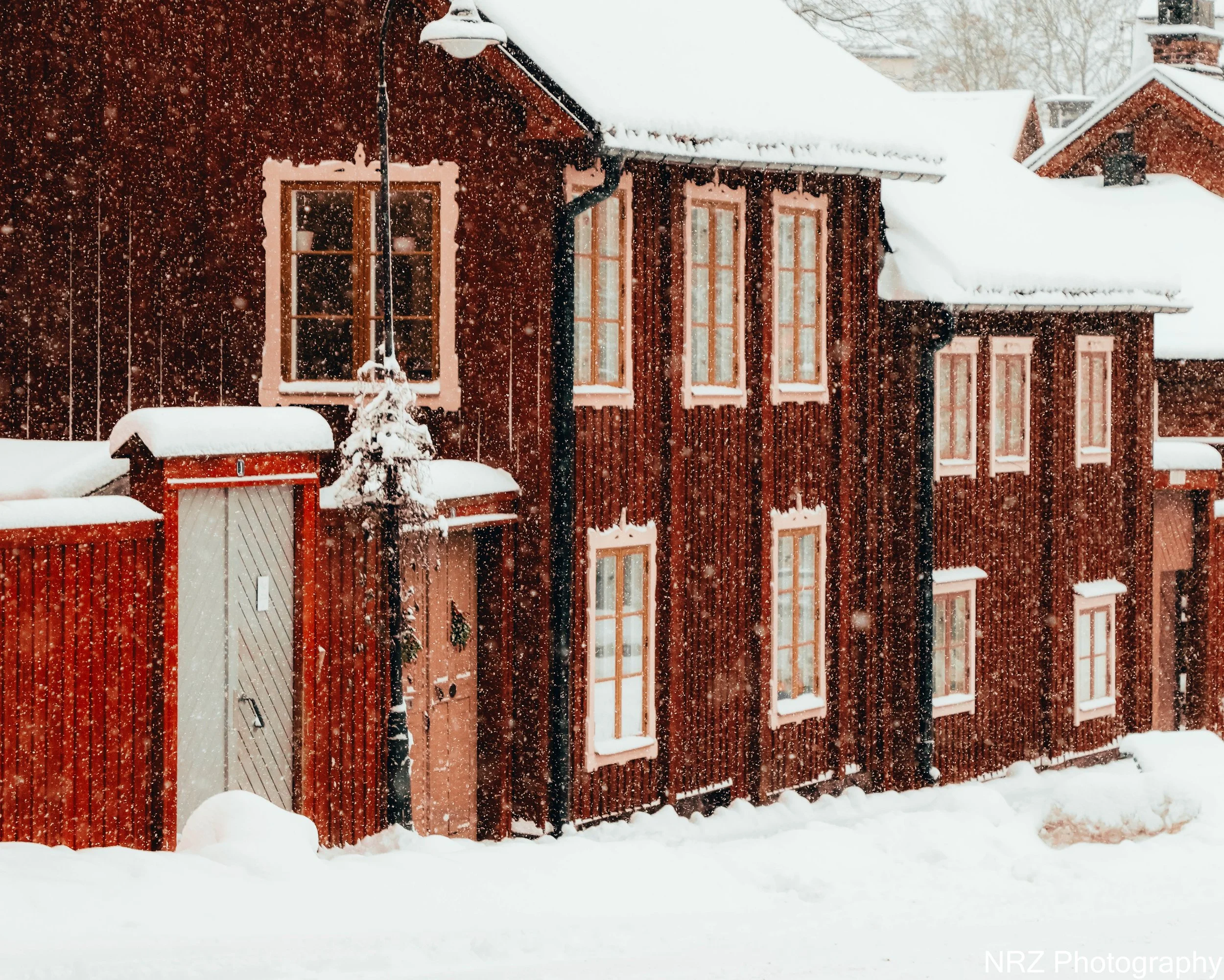 Vinterro i Rödmyra
I den lilla byn Rödmyra, där snön låg som ett täcke över jord och tak, bodde Alma i ett timrat hus med vedspis och kamin som hjärtat av hemmet. Varje morgon började med att hugga ved i skogsbrynet, där träden stod tysta och frostnu