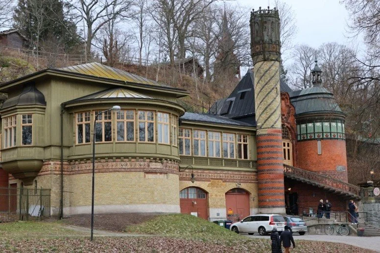 âPip and the Perfumed Windâ
My name is Pip. Iâm a mouseâsmall in stature, mighty in noseâand I work in the old flower mill nestled between a grove of whispering trees and the most enchanting bakery this side of the river.
The mill is ancient. Its w