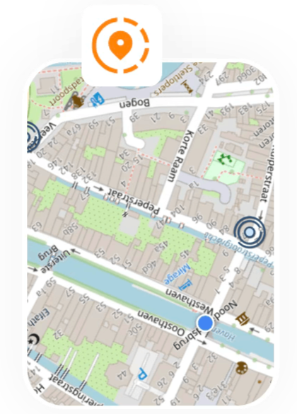 Kaart met een route langs grachten, straatnamen en een blauwe markering bij een brug in een stad.