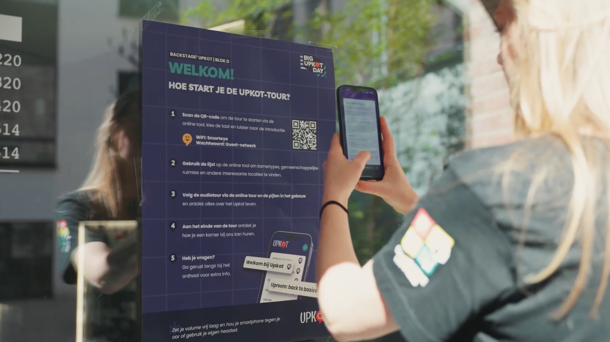 Een dame scant een Tourio QR-code