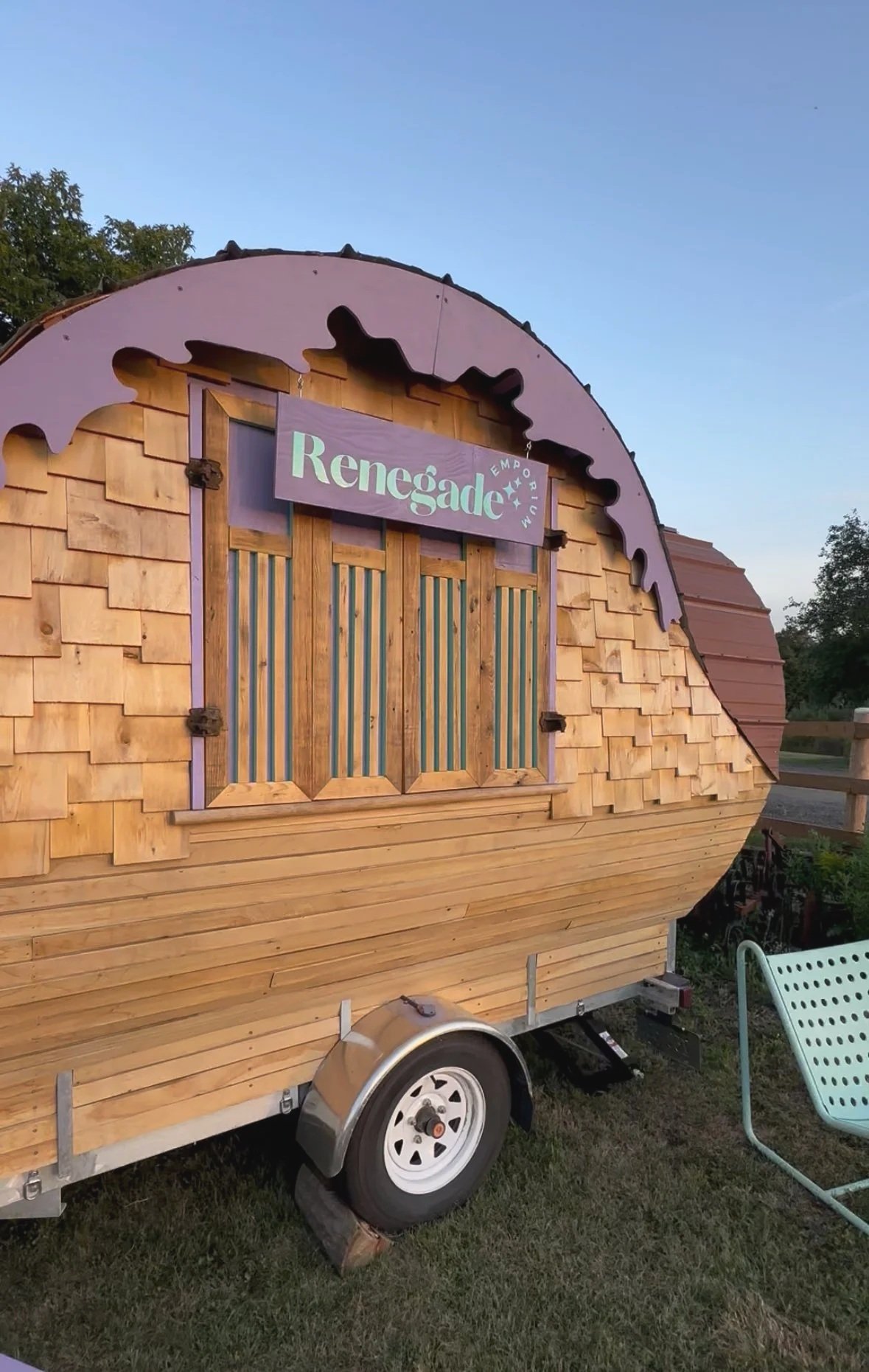 Bar mobile sur mesure avec bardeaux de cèdre et garnitures artistiques violettes.