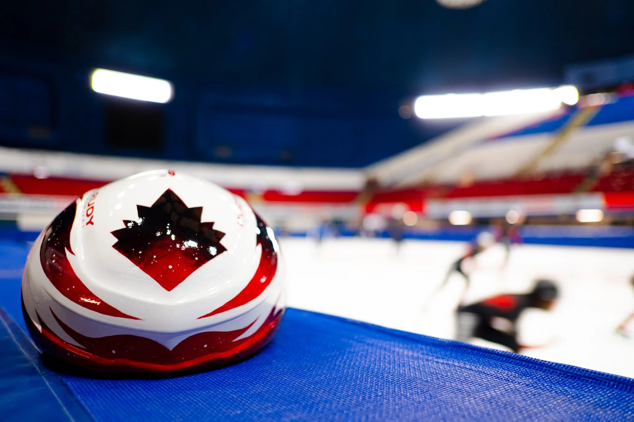Palet de hockey sur glace sur la glace avec un fond flou de joueurs en action.