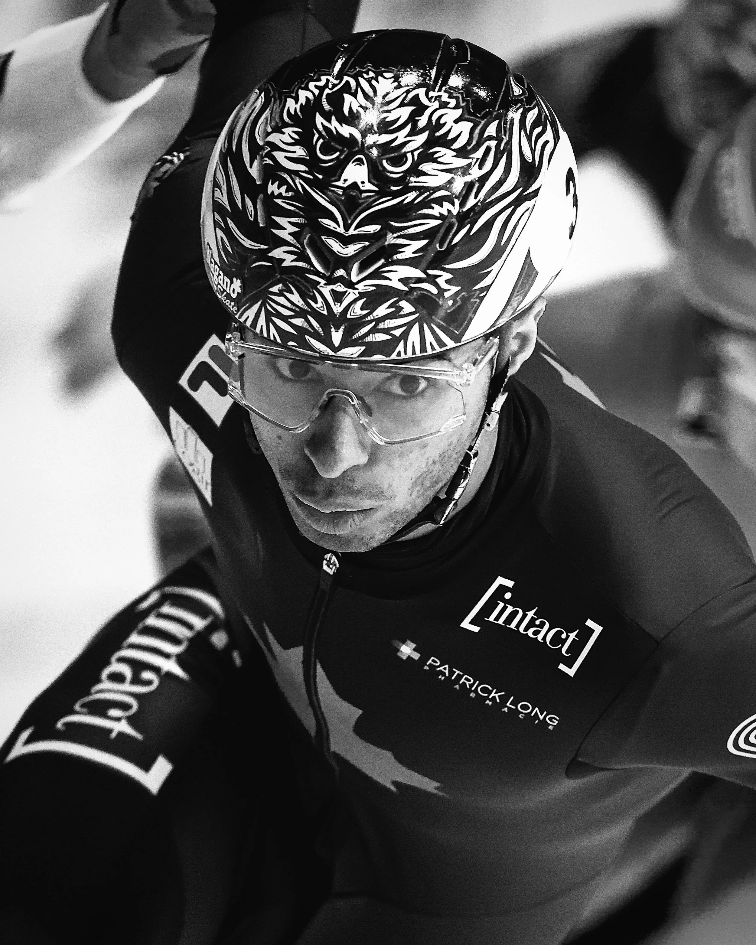 Casque de vélo avec un dessin d'une tête de tigre féroce, porté par un cycliste regardant vers le haut.