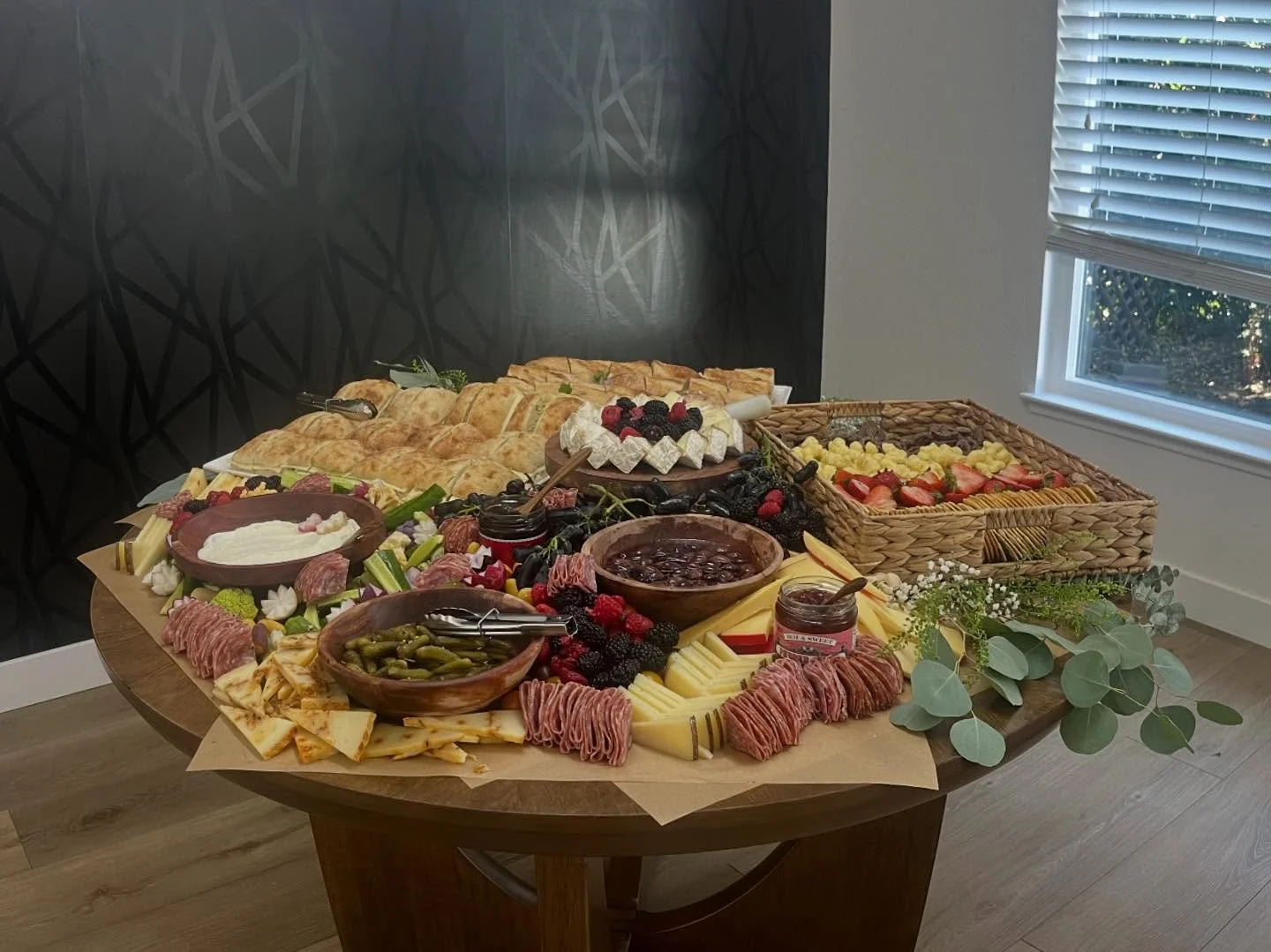 Obsessed with the round table 🤩🤩🤩 #charcuterie #grazingtable
