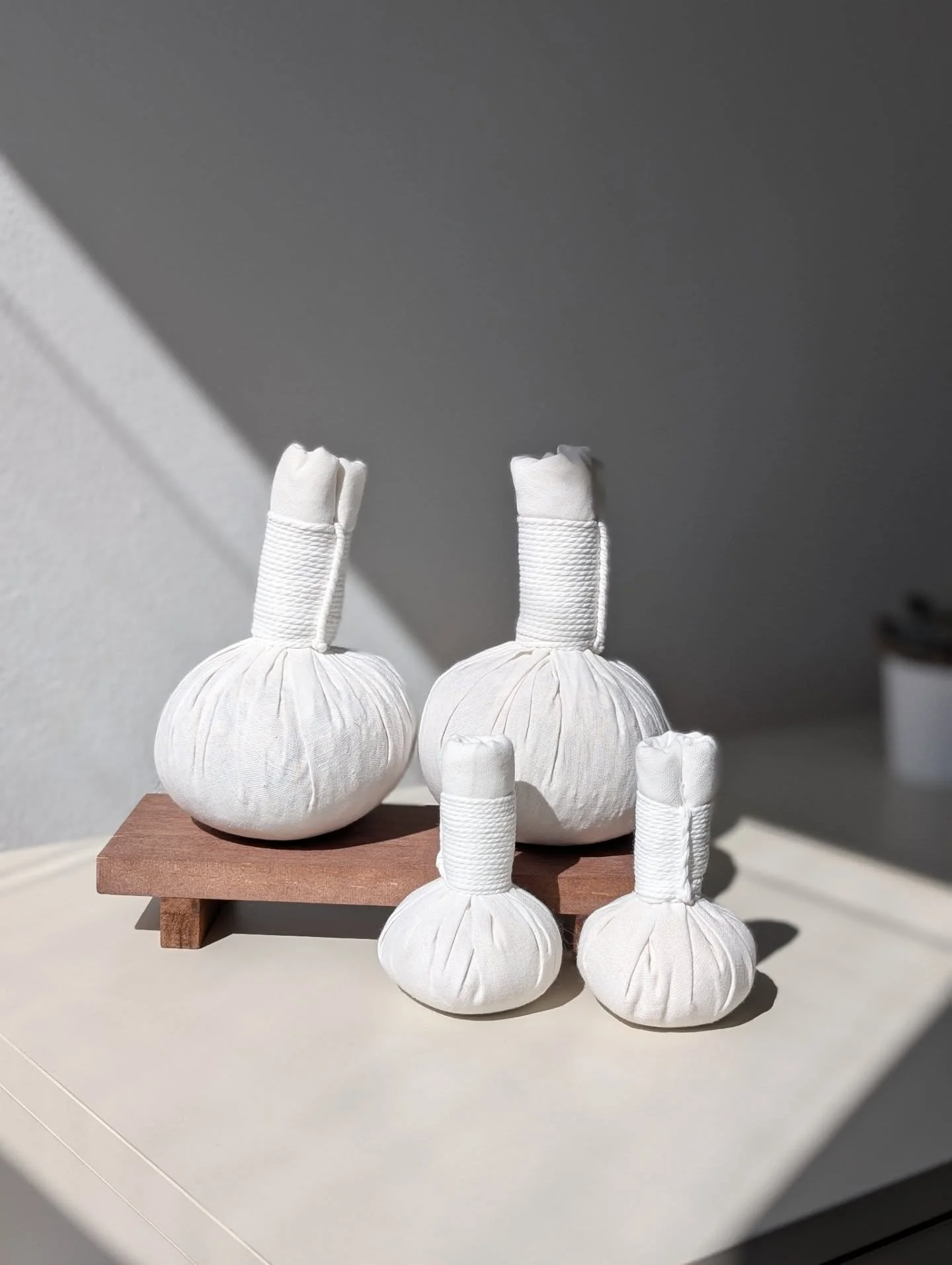 Warmth. Herbs. Deep release. 🌿

Thai Herbal Compress Massage (also known as Thai Poultice Massage) is a deeply grounding ritual using steamed herbal poultices gently pressed and rolled along the body.

The heat allows muscles to soften while traditi